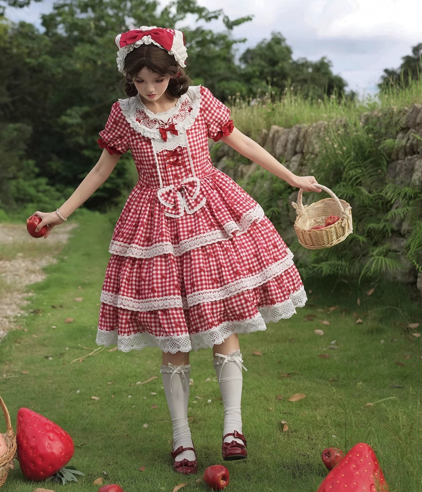 【受注予約8/18まで】Strawberry Sunshine Picnic カントリー風ワンピースとエプロン・ミドル丈