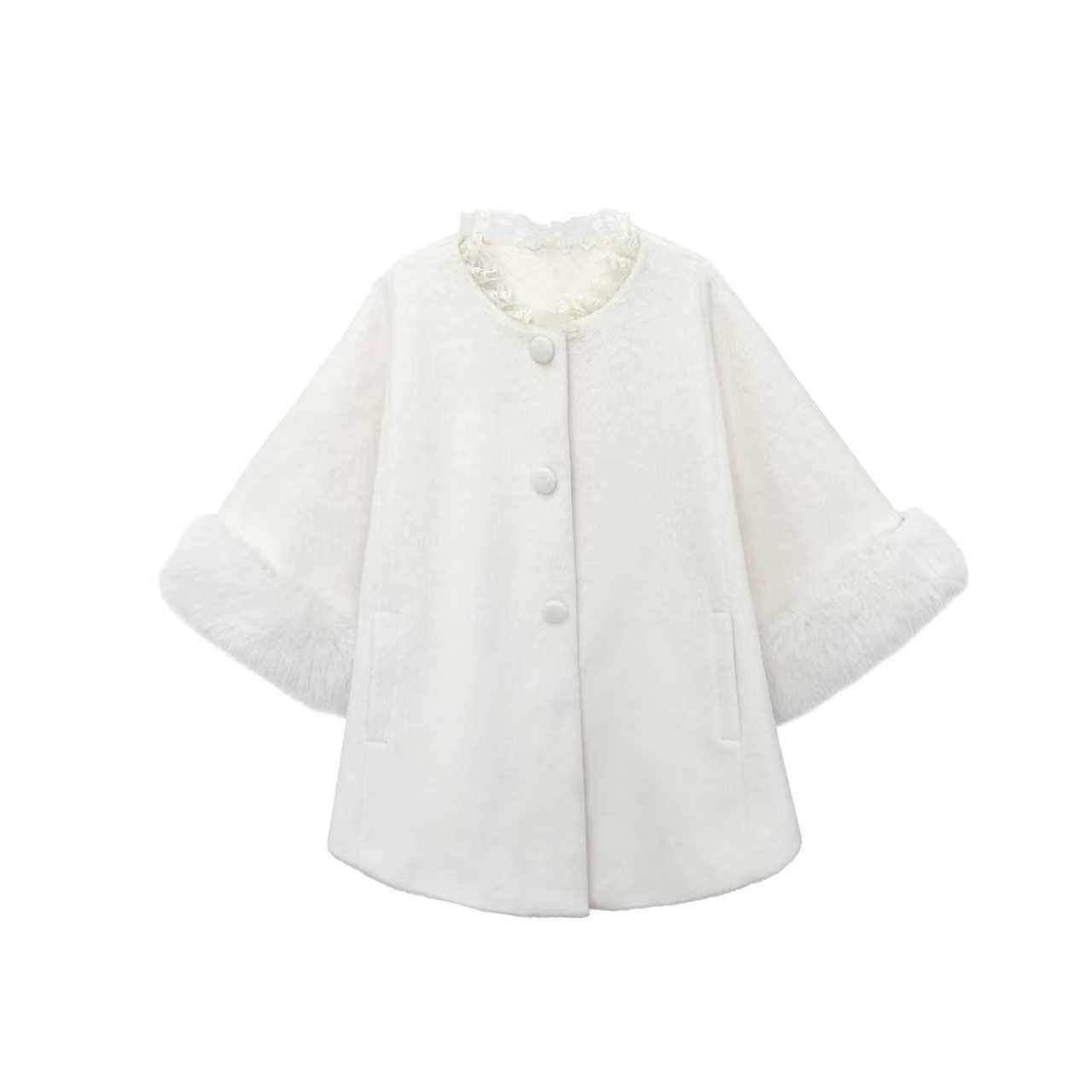 スノーホワイトのファー付きマント