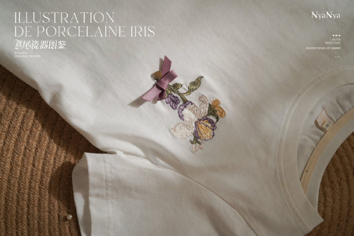 【受注予約2/11まで】Illustration de Porcelaine Iris 刺繍入りTシャツ