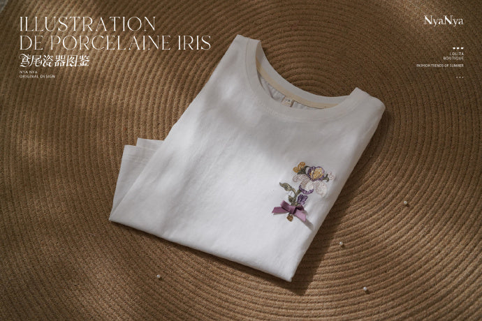 【受注予約2/11まで】Illustration de Porcelaine Iris 刺繍入りTシャツ