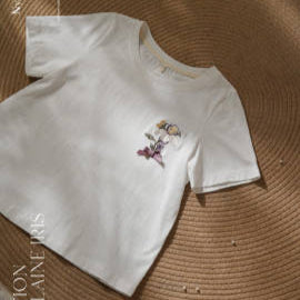 【受注予約2/11まで】Illustration de Porcelaine Iris 刺繍入りTシャツ