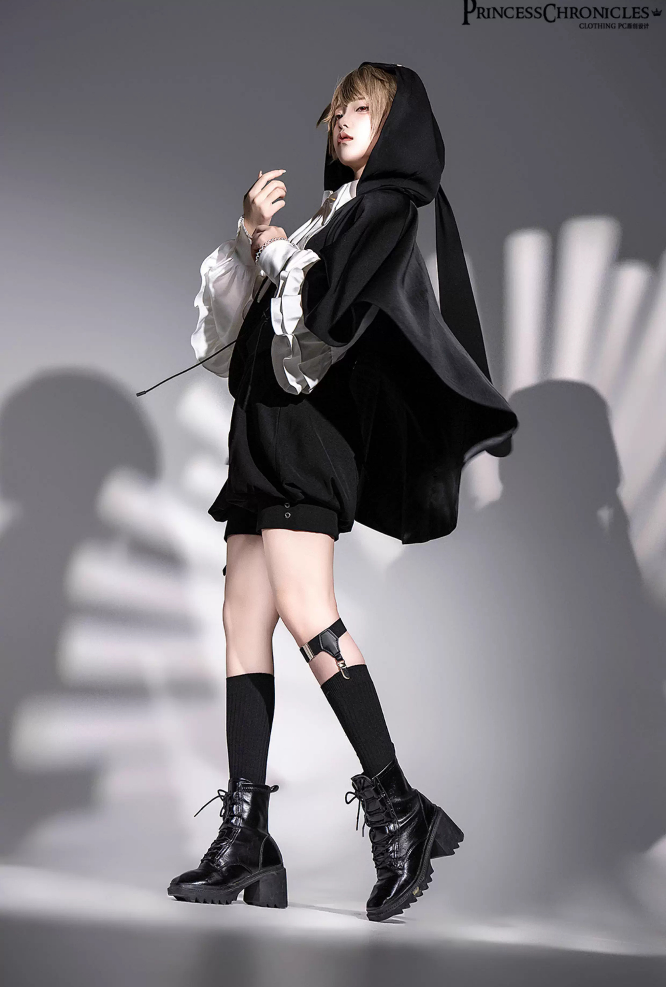 【予約販売】Black Rabbit うさ耳フードベスト・マント・ショートパンツ