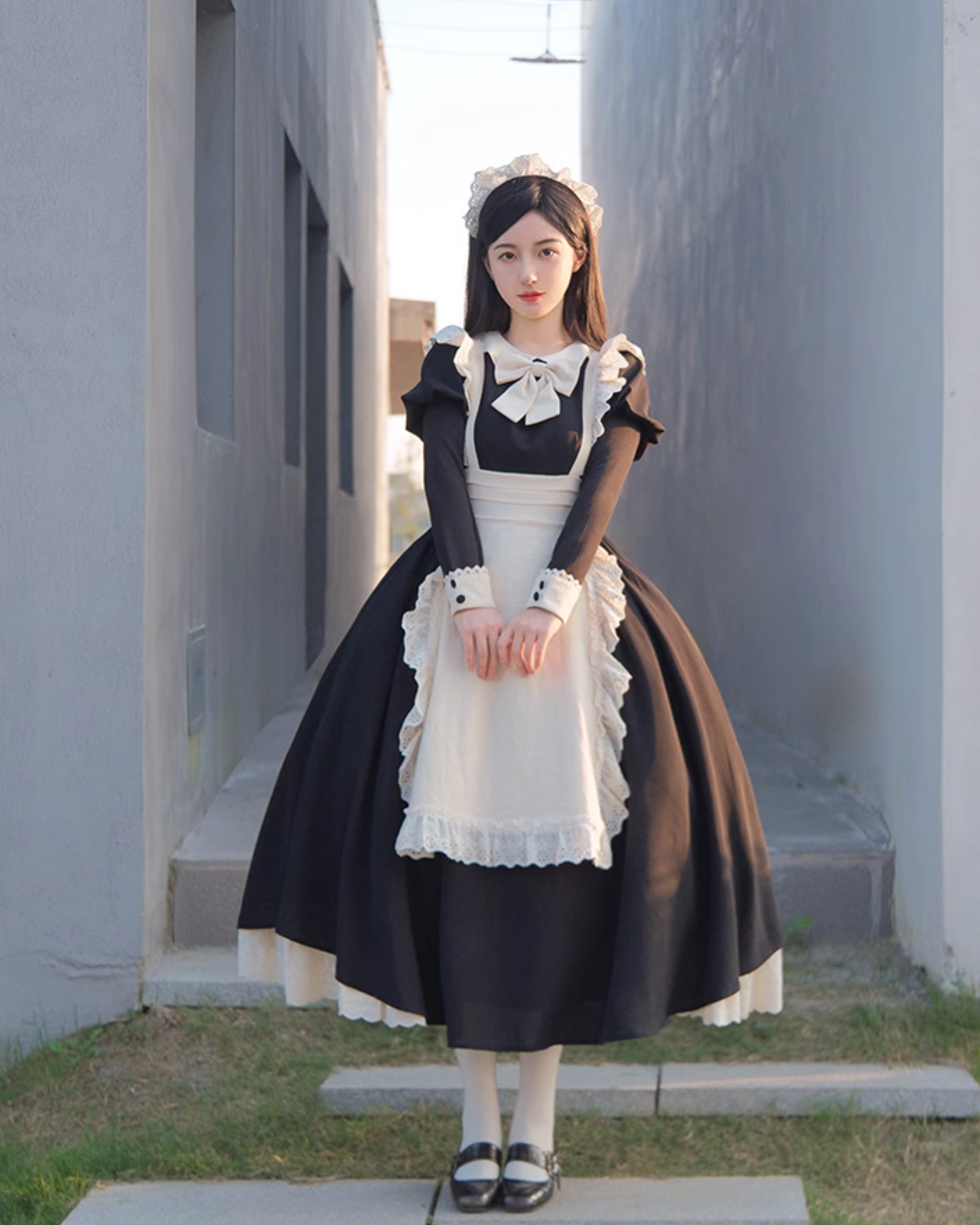 Classical apron maid-style dress, long length, with arm sleeves