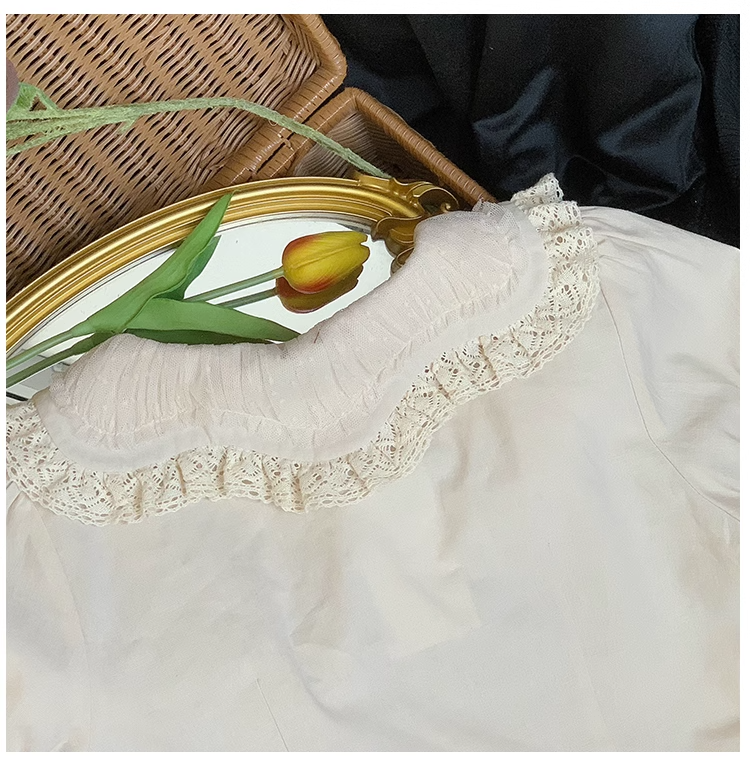 Short-sleeved blouse in off-white color
