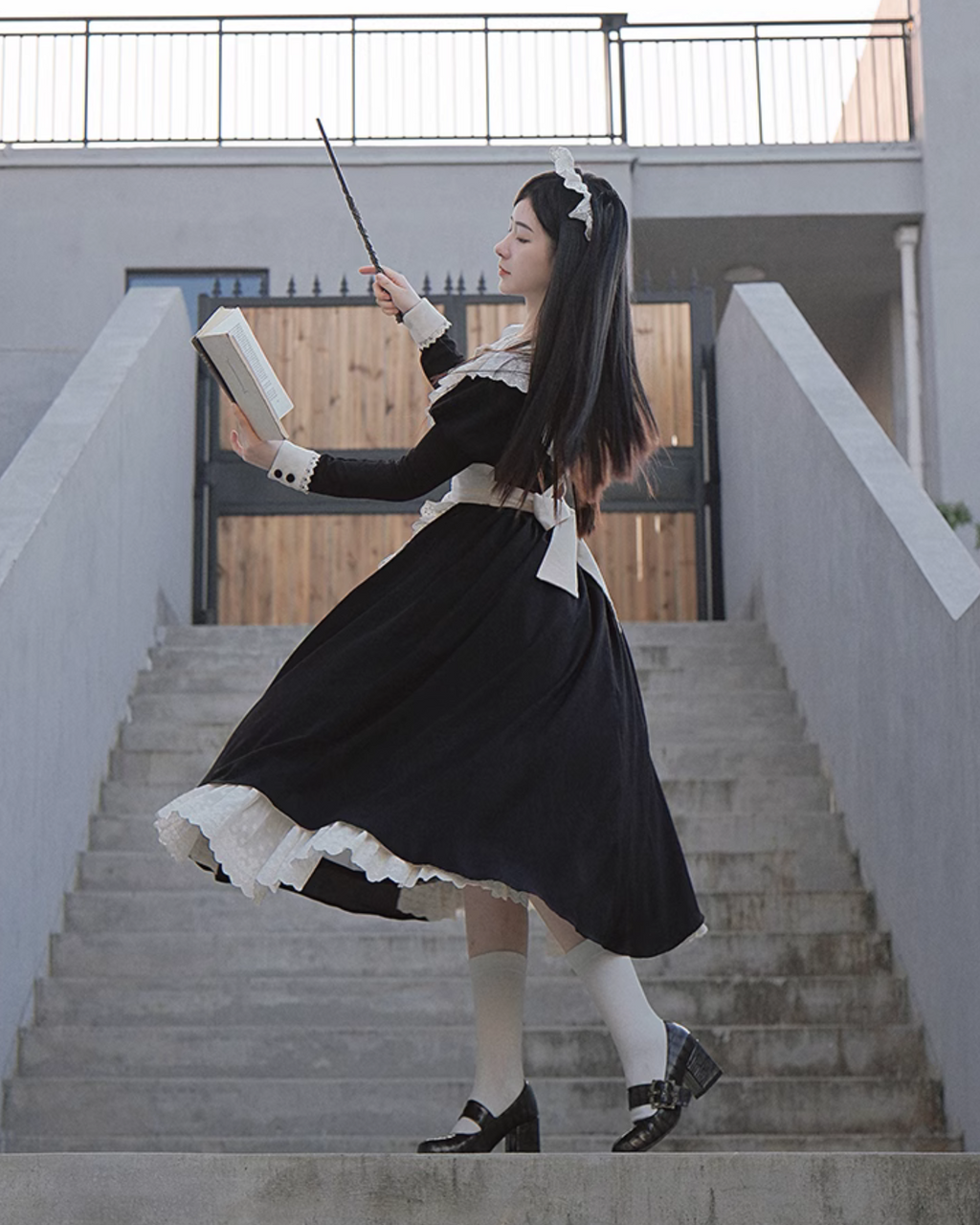 【unaちゃん着用】クラシカルエプロンのメイド風ワンピース ロング丈 アームスリーブ付き