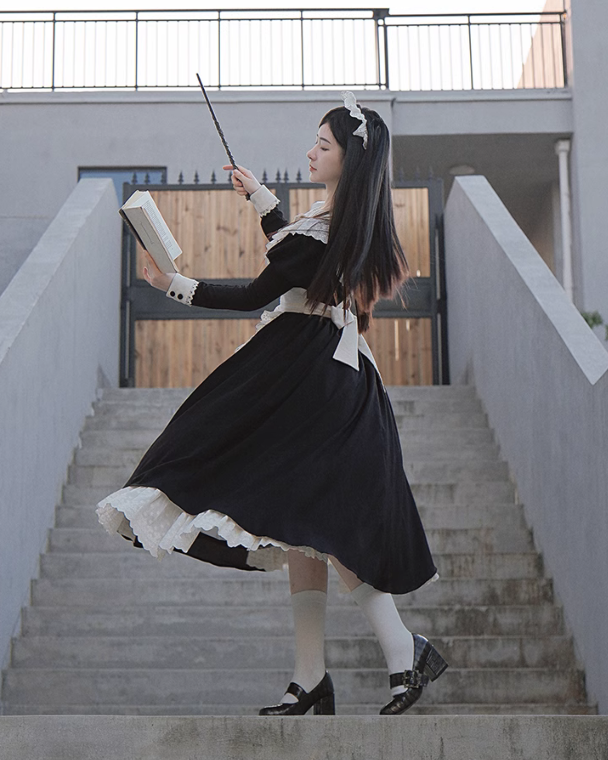 【unaちゃん着用】クラシカルエプロンのメイド風ワンピース ロング丈 アームスリーブ付き