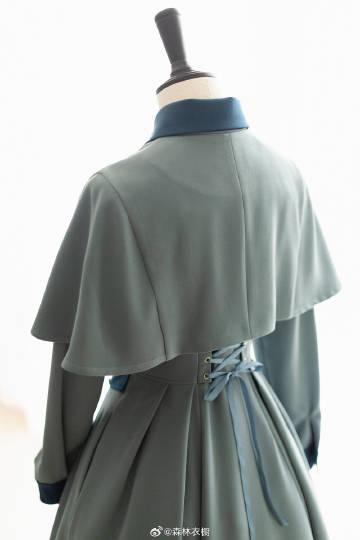 Snow Cedar One-piece coat with classical cape