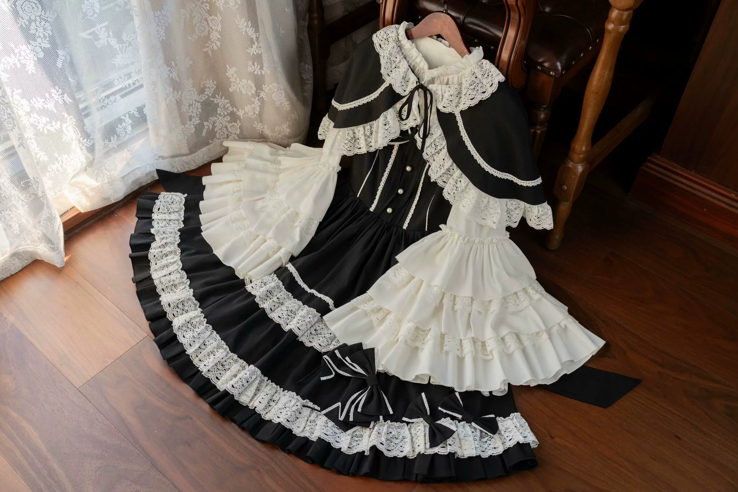 [Pre-orders available until 12/12] Caramel Doll Lace Short Cape