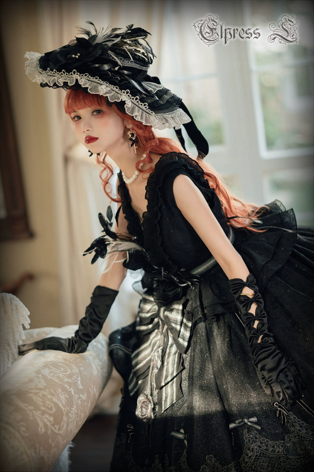 Rose Throne A dress with sparkling ribbons and flowers