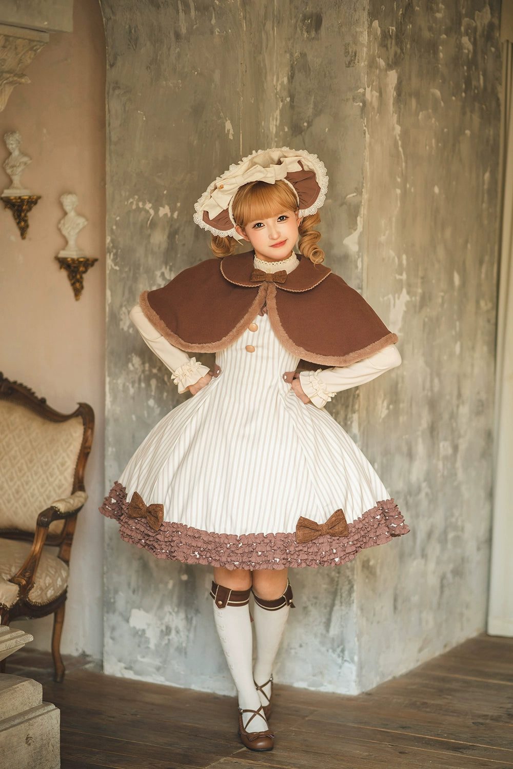 [Pre-orders available until 12/4] Classic Chocolat Stripe Short Cape