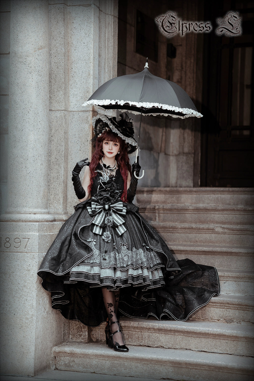 Rose Throne A dress with sparkling ribbons and flowers