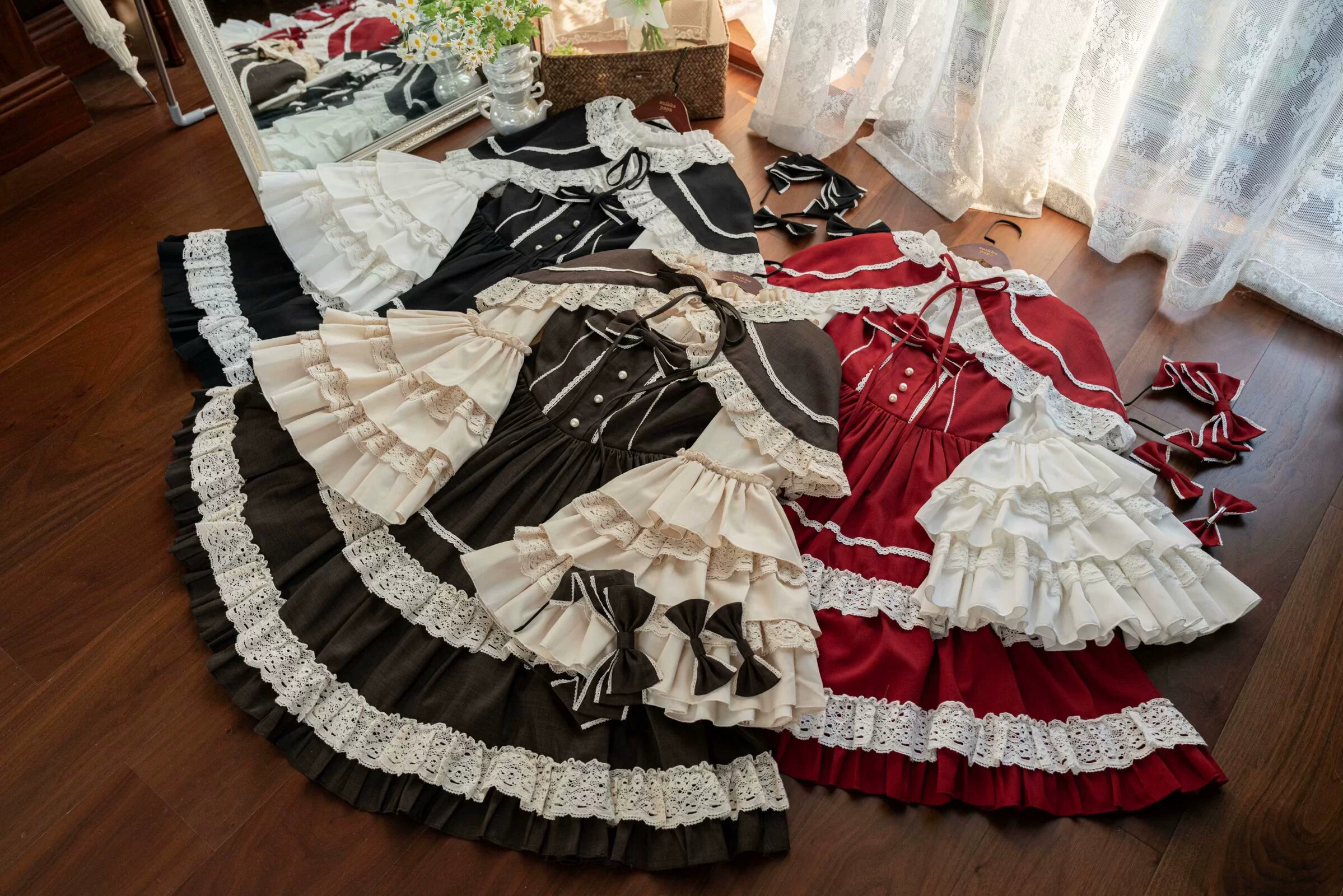 [Pre-orders available until 12/12] Caramel Doll Lace Short Cape
