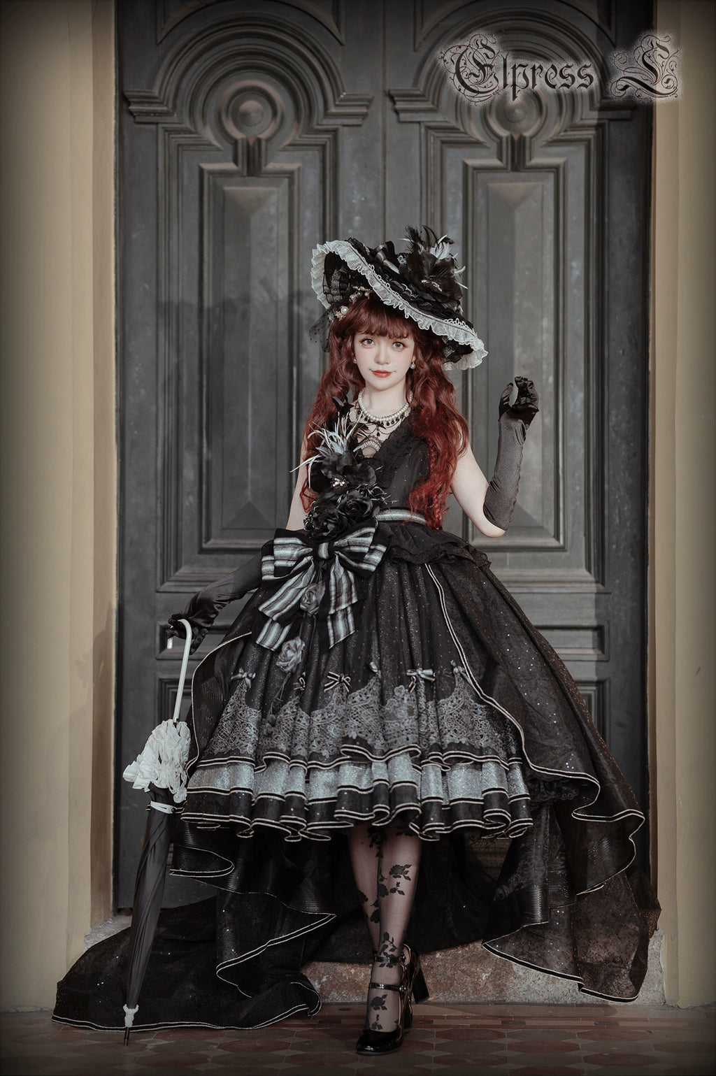 Rose Throne A dress with sparkling ribbons and flowers