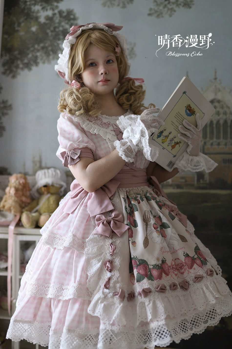 【受注予約8/18まで】Strawberry Sunshine Picnic カントリー風ワンピースとエプロン・ショート丈