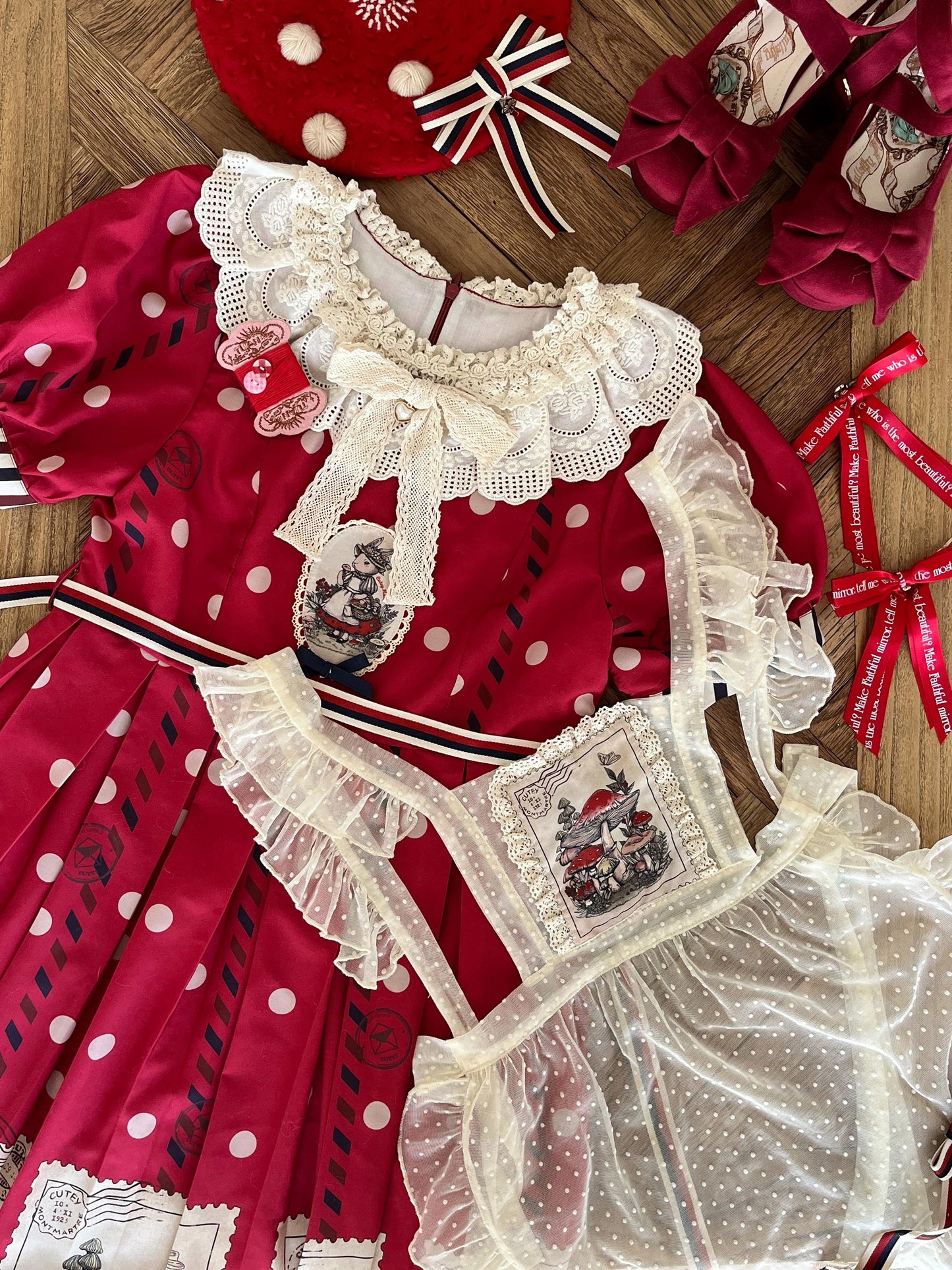 キノコとウサギの切手デザインワンピース