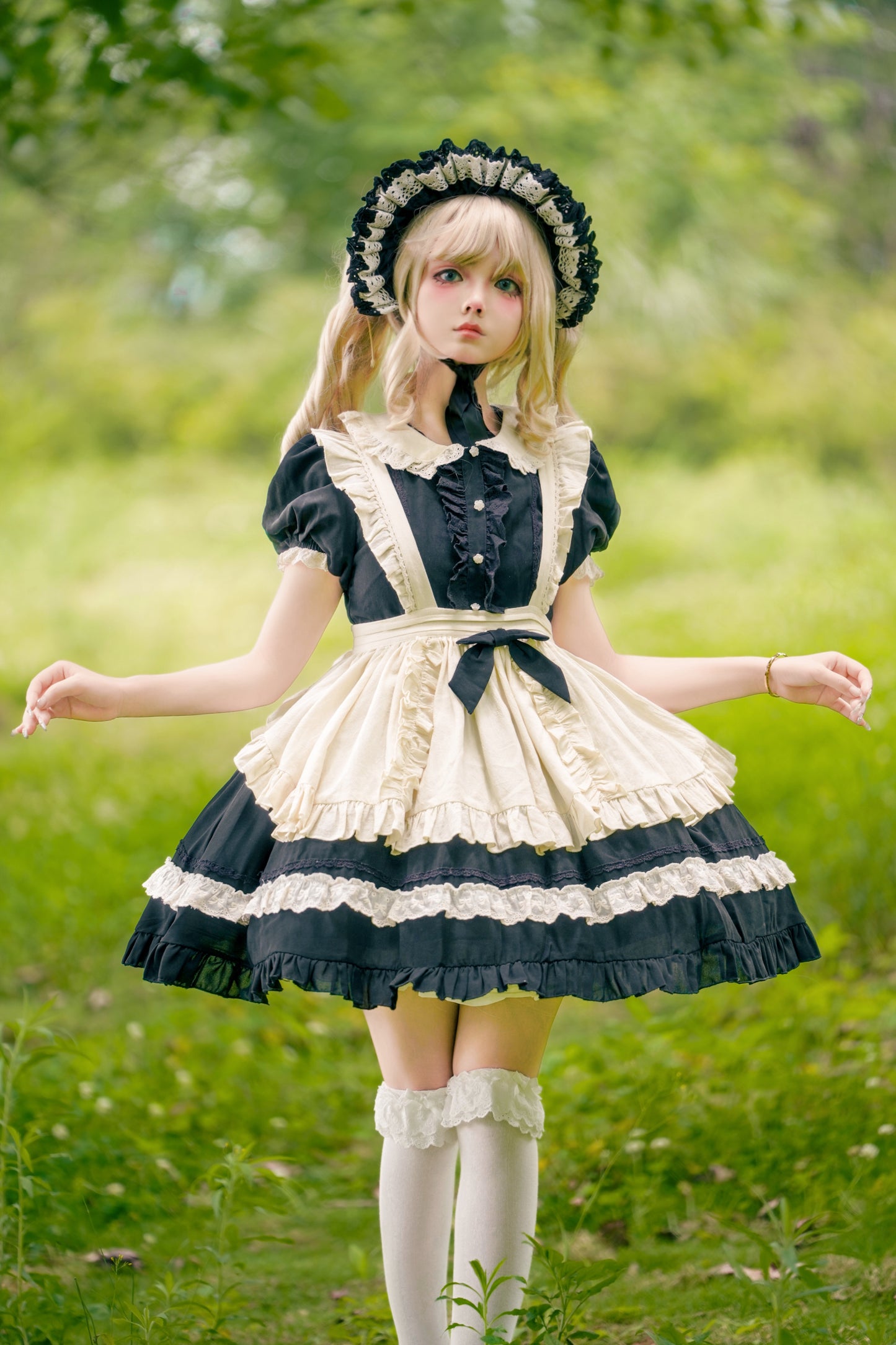 フリル襟の半袖メイドワンピース エプロン付き ショート丈