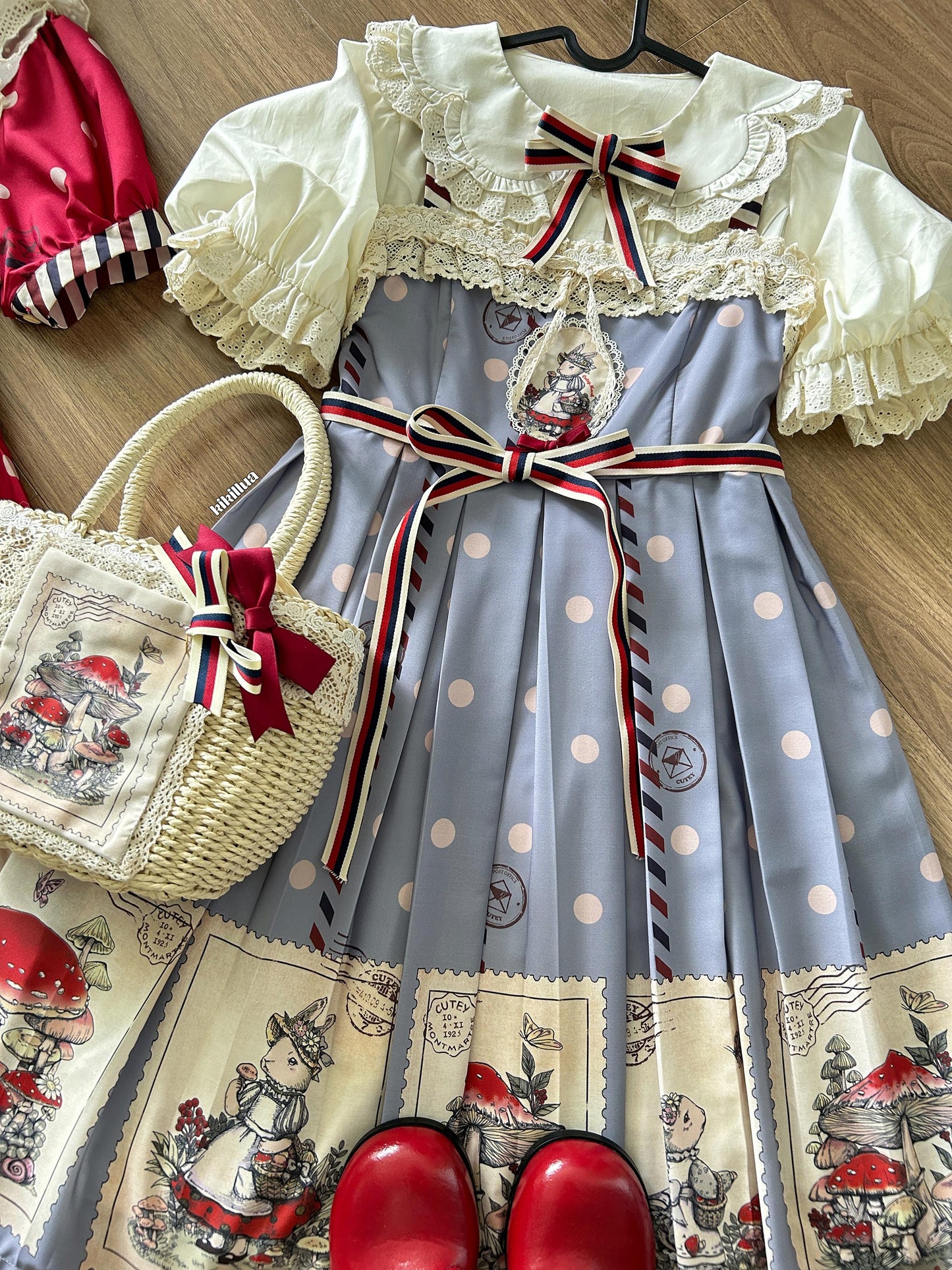 キノコとウサギの切手デザインジャンパースカート