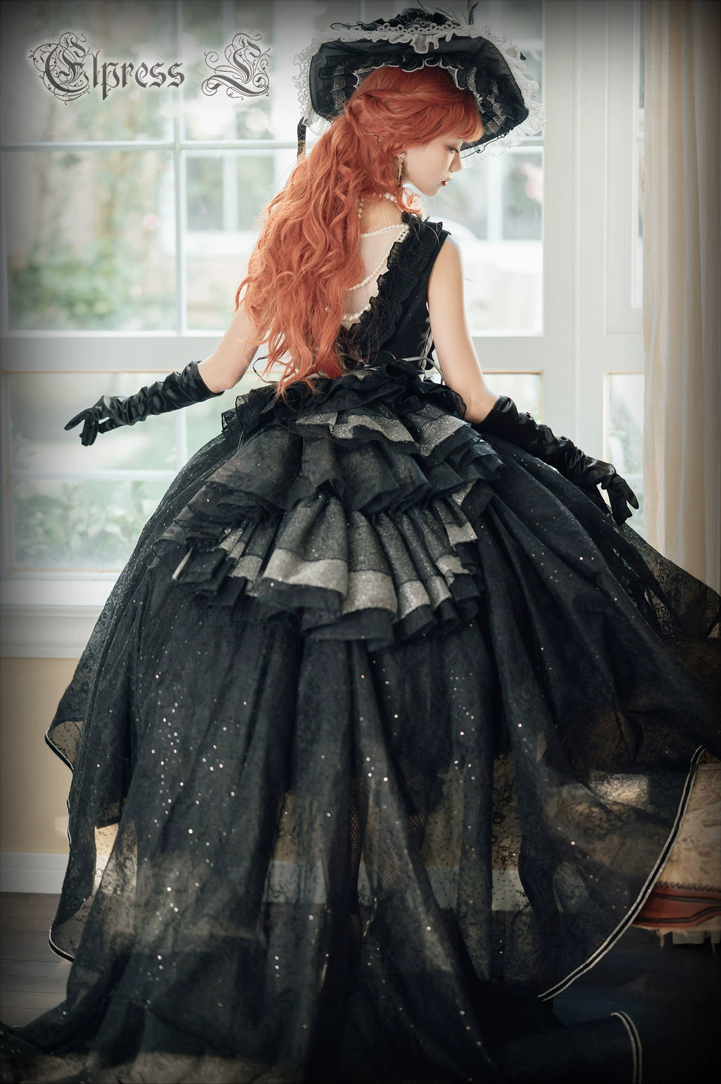 Rose Throne A dress with sparkling ribbons and flowers