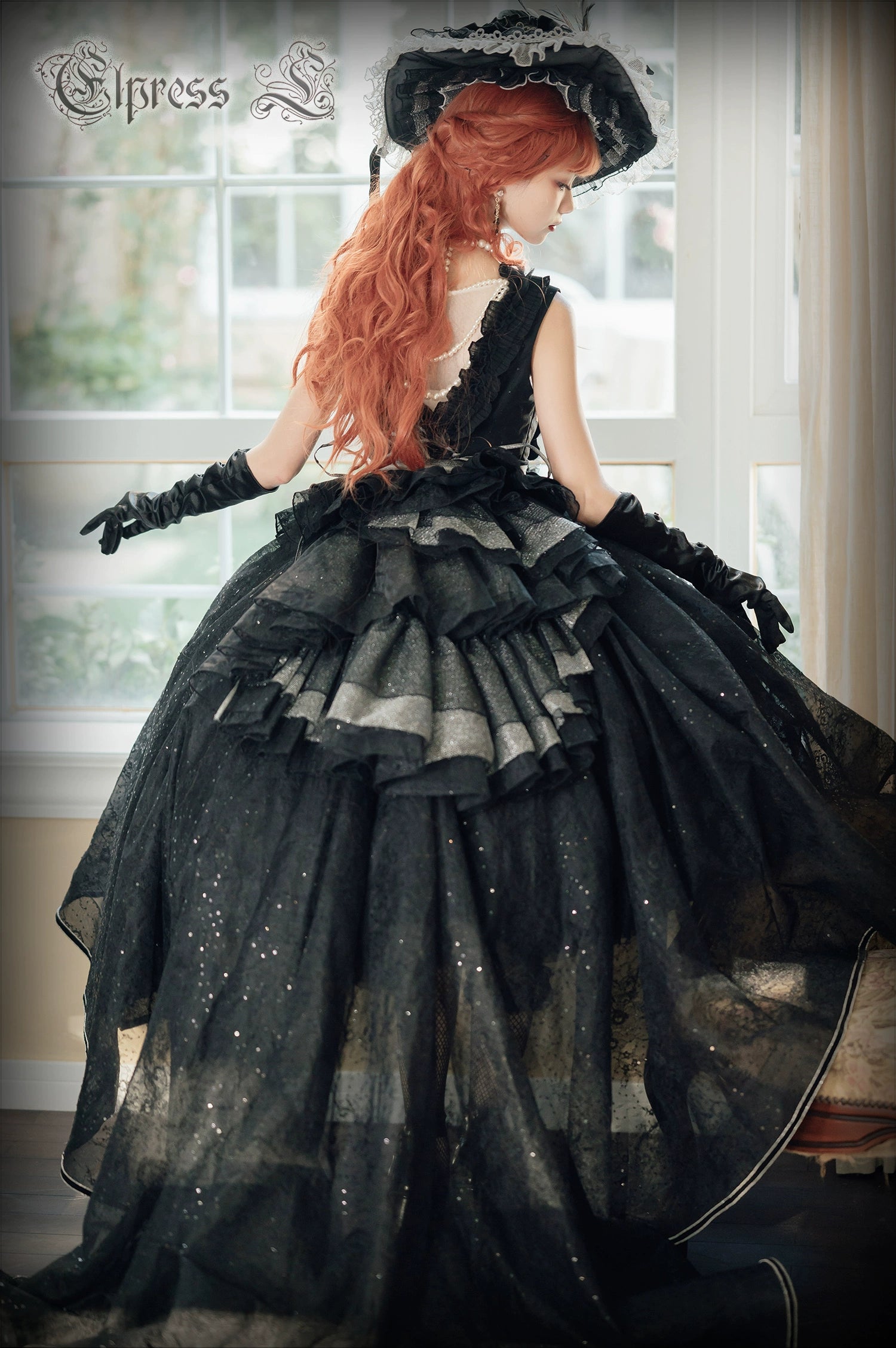 Rose Throne A dress with sparkling ribbons and flowers