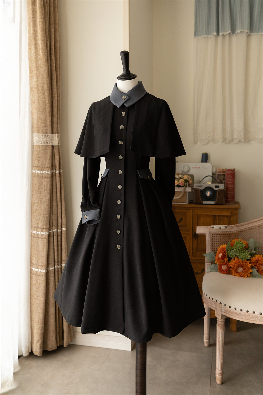 Snow Cedar One-piece coat with classical cape