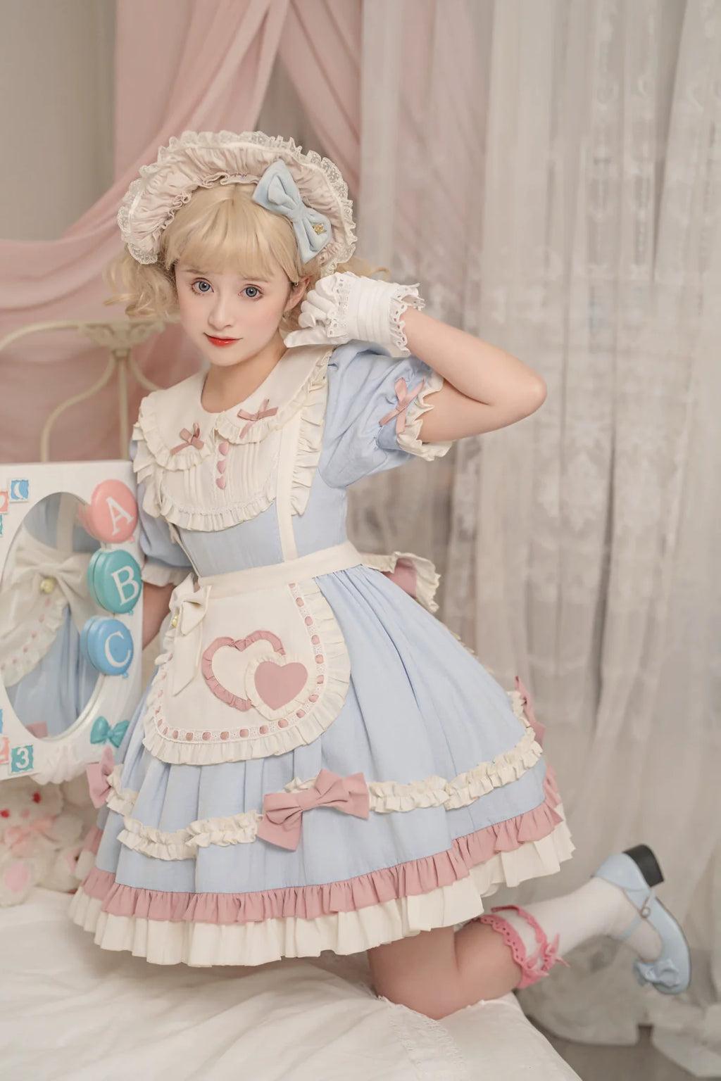 白猫メイド 鈴リボンのエプロン付ワンピース