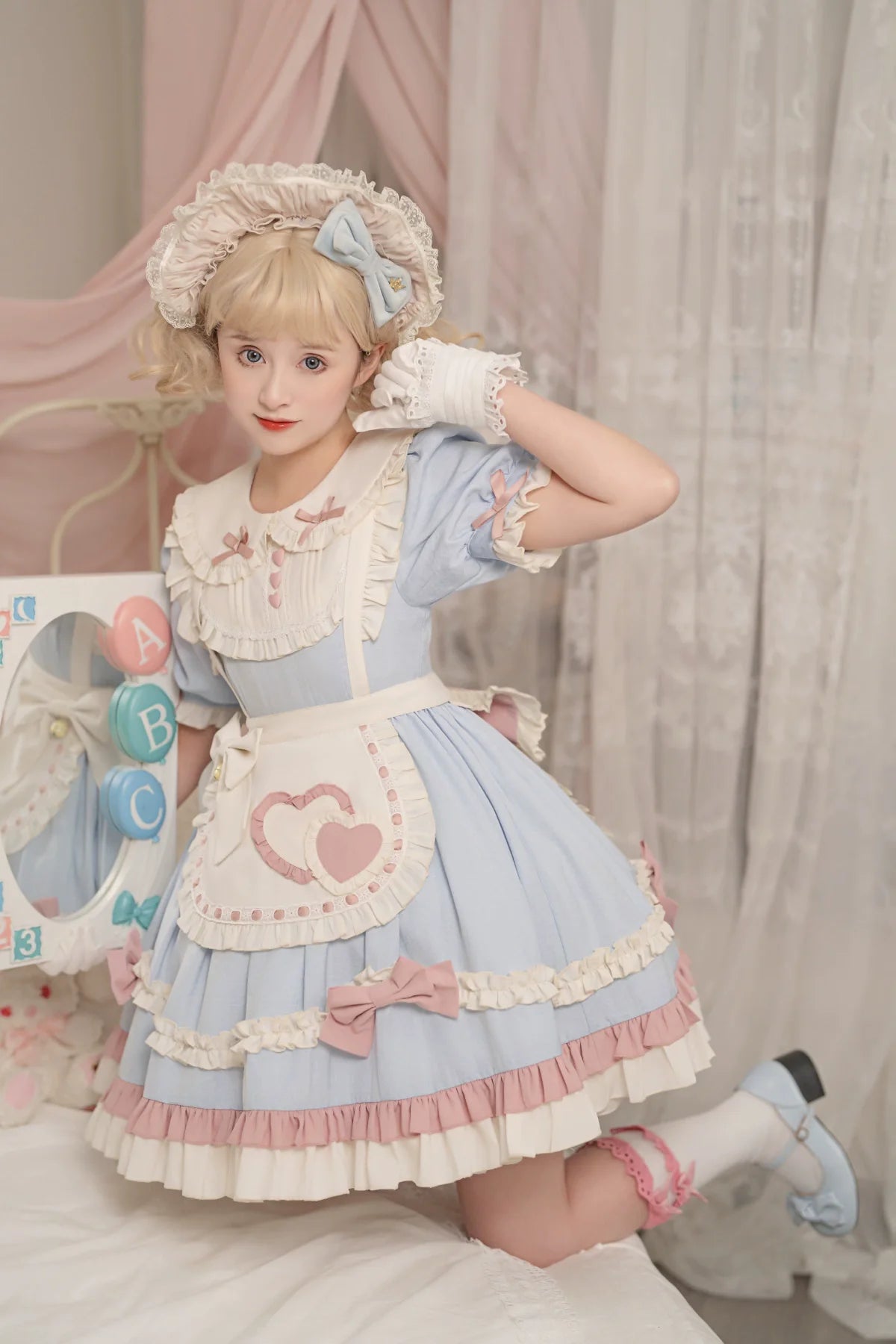白猫メイド 鈴リボンのエプロン付ワンピース