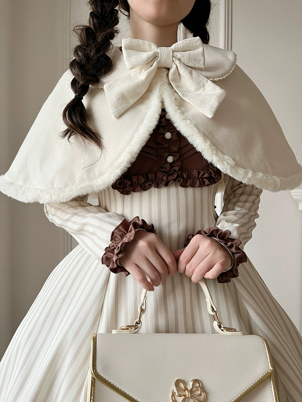 [Pre-orders available until 12/4] Classic Chocolat Stripe Short Cape
