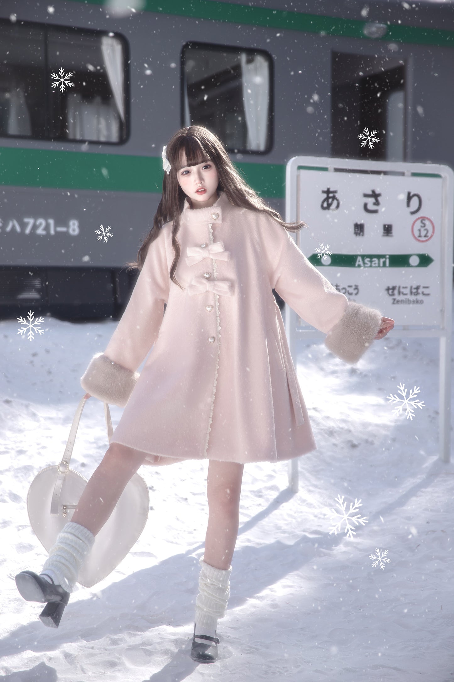 パウダーピンクのファー付きコート