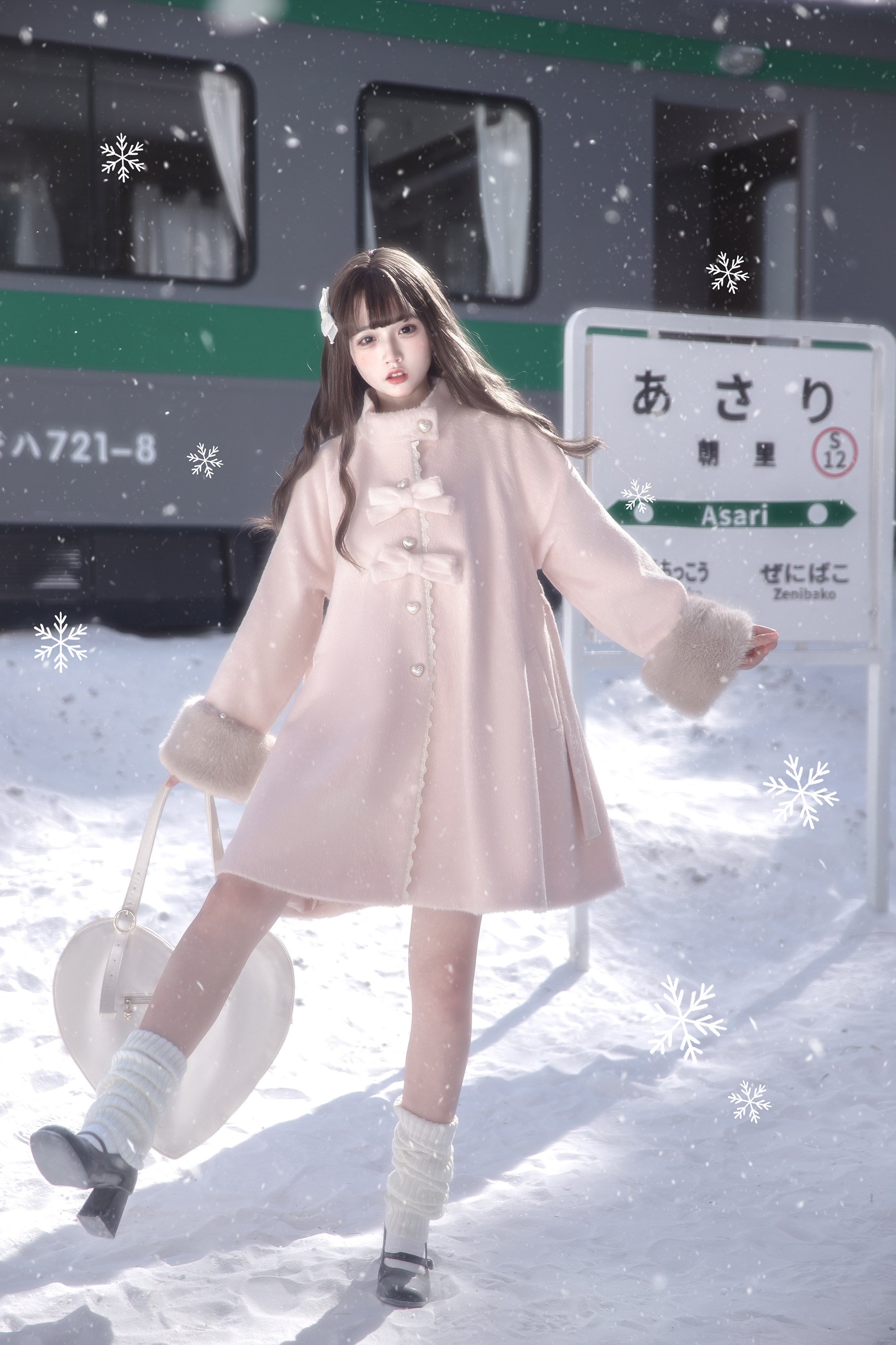 パウダーピンクのファー付きコート