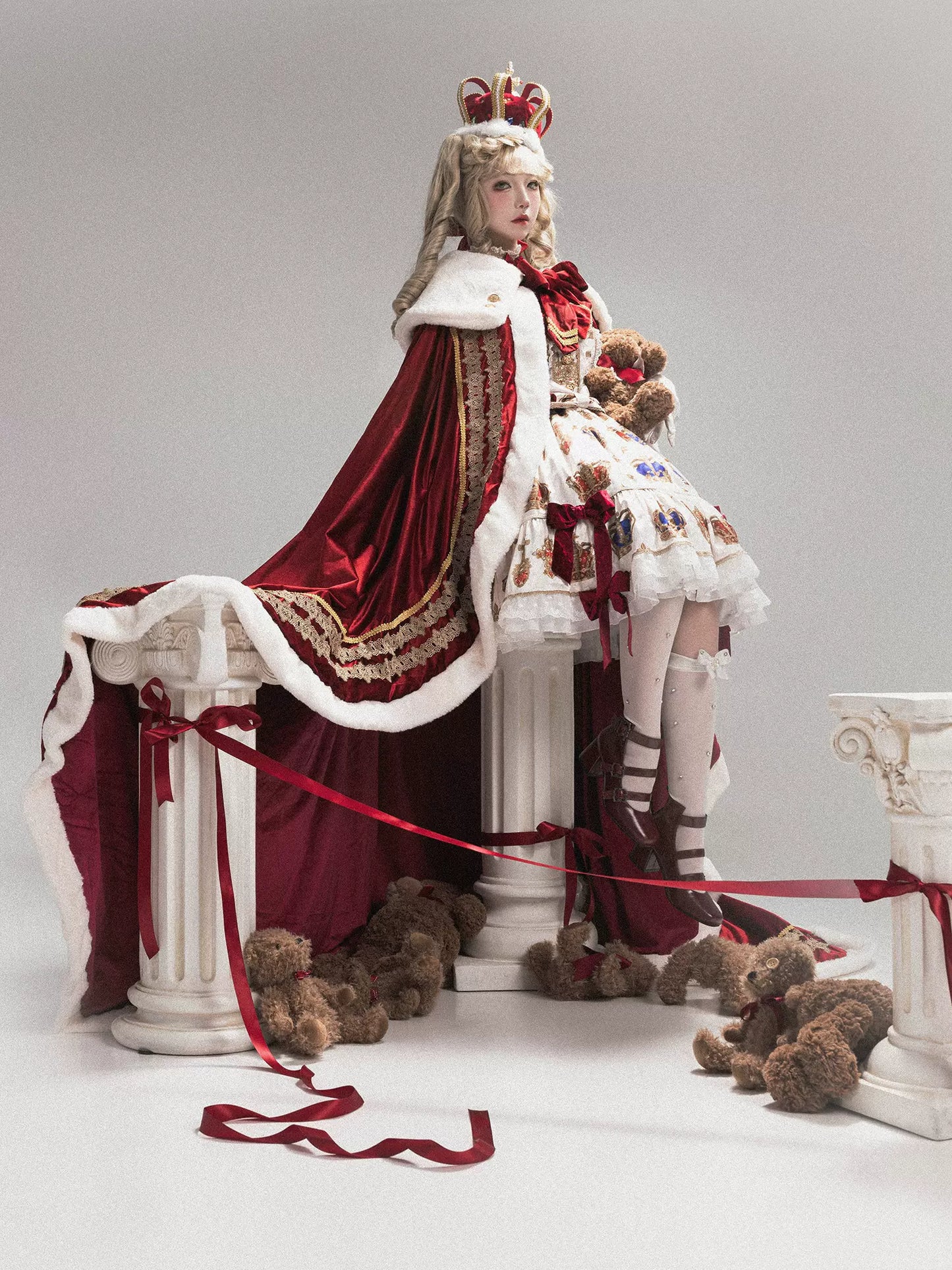 [Pre-orders available until 9/15] Star Crown Crimson Luxury Cloak