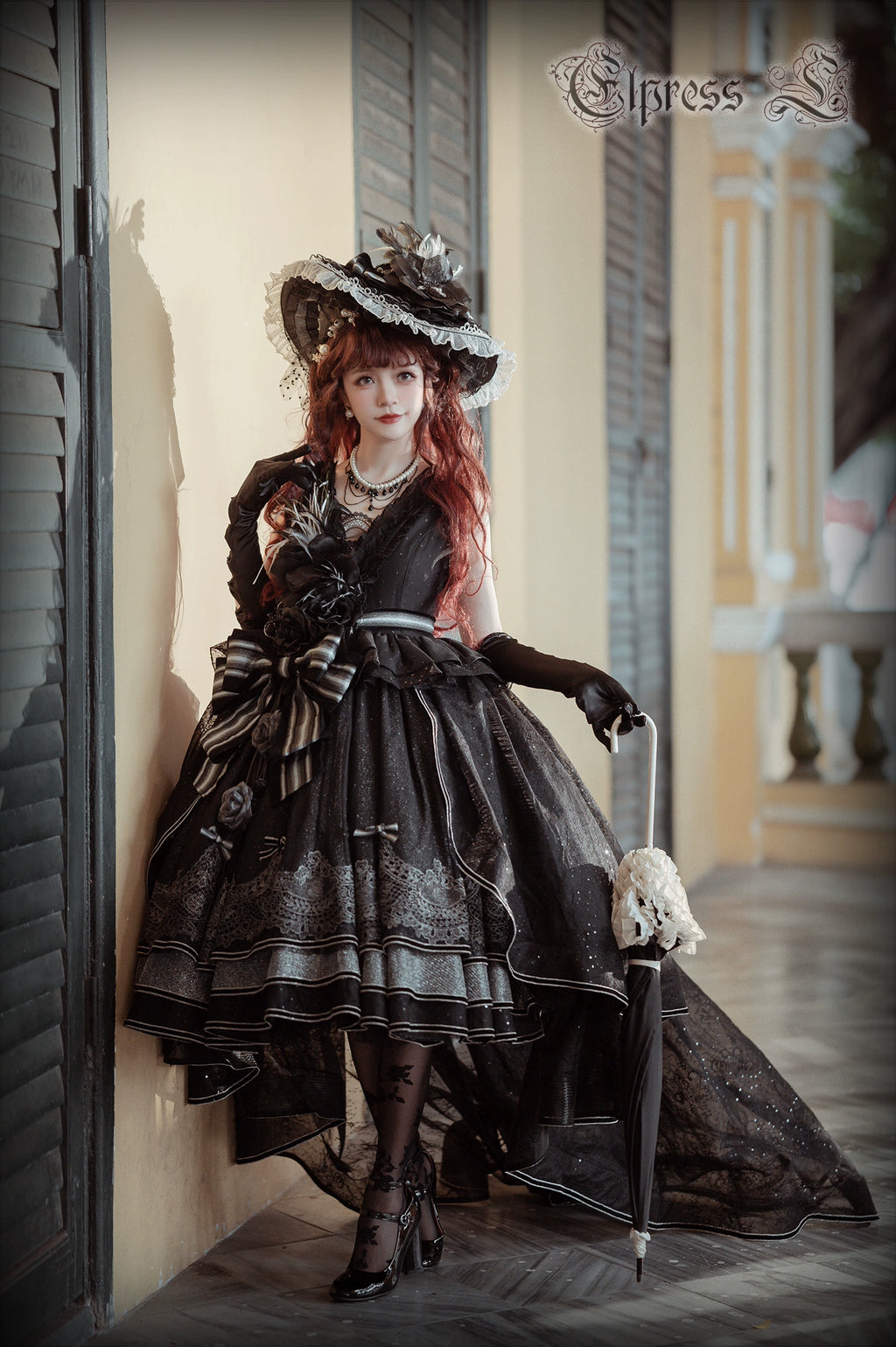Rose Throne A dress with sparkling ribbons and flowers