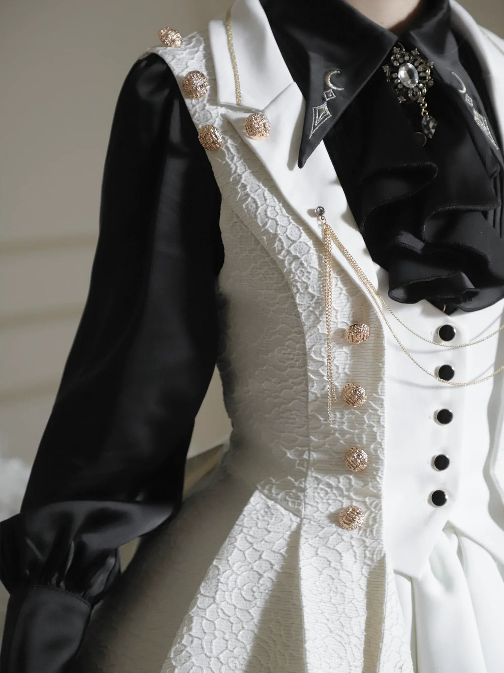 [Resale/Pre-orders until 10/16] Fallen Moon Law Vest with Cape