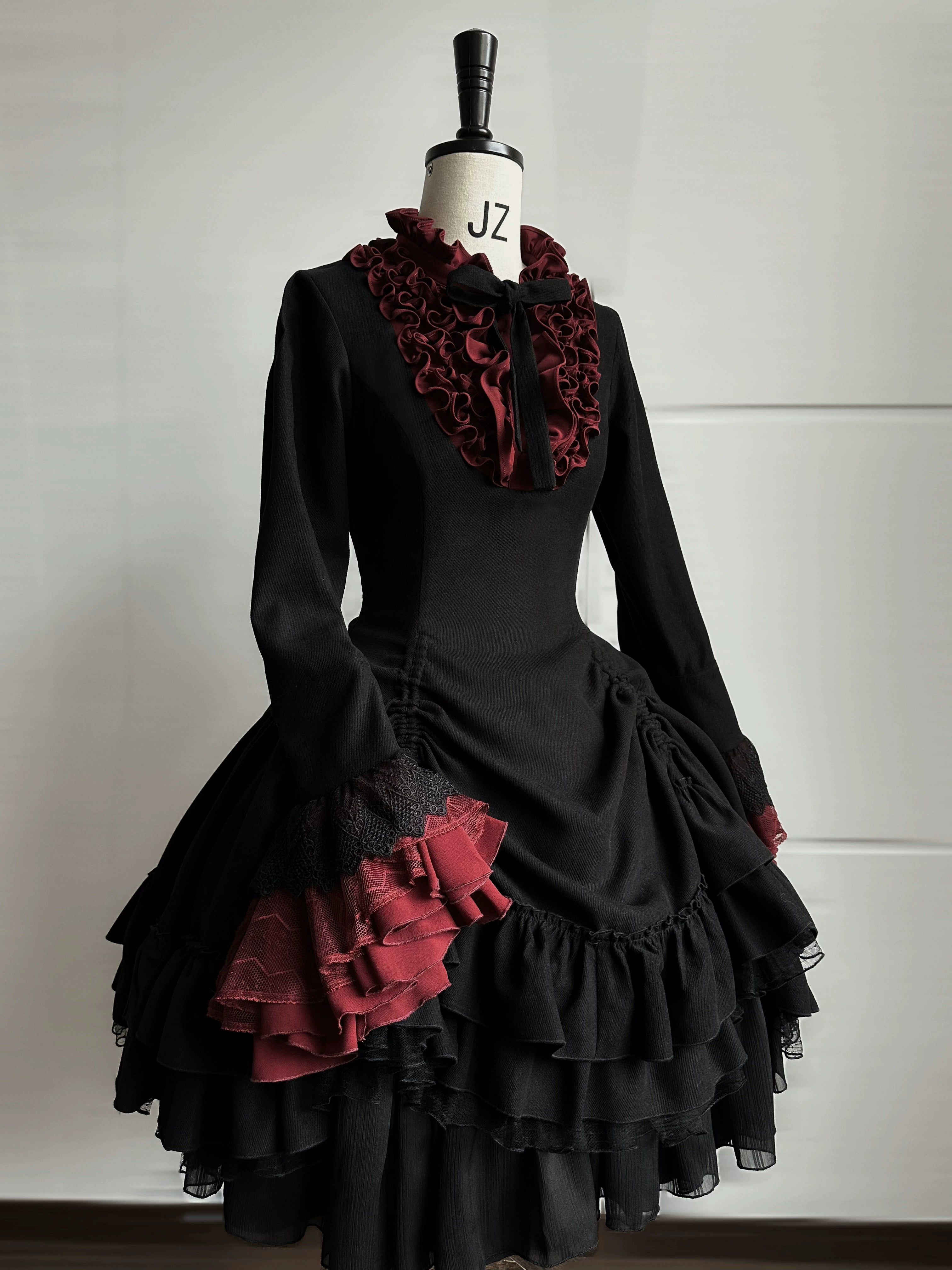 [Pre-orders available until November 12th] Yoiyami Rose Elegant Gothic Frill Dress