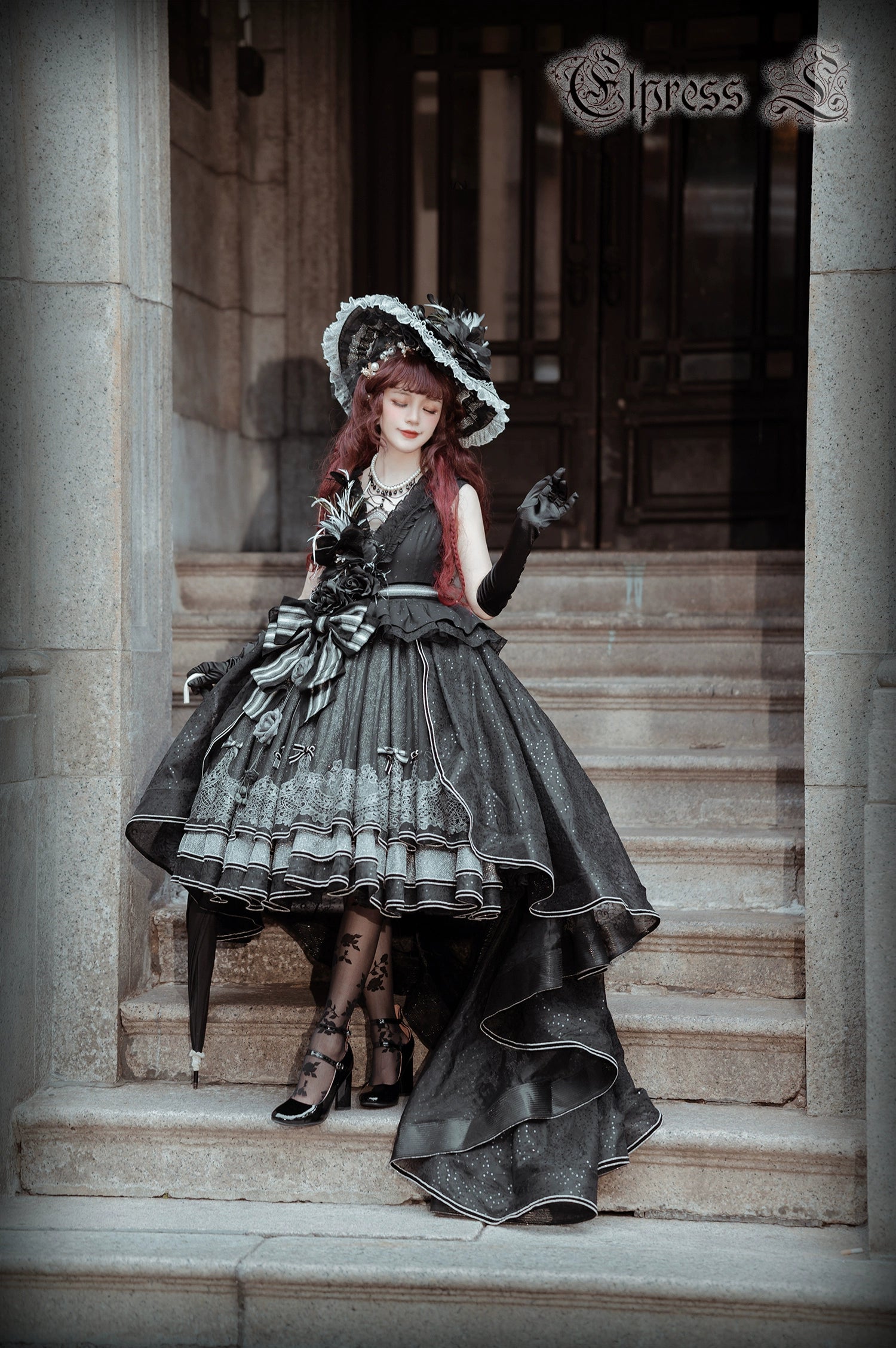 Rose Throne A dress with sparkling ribbons and flowers