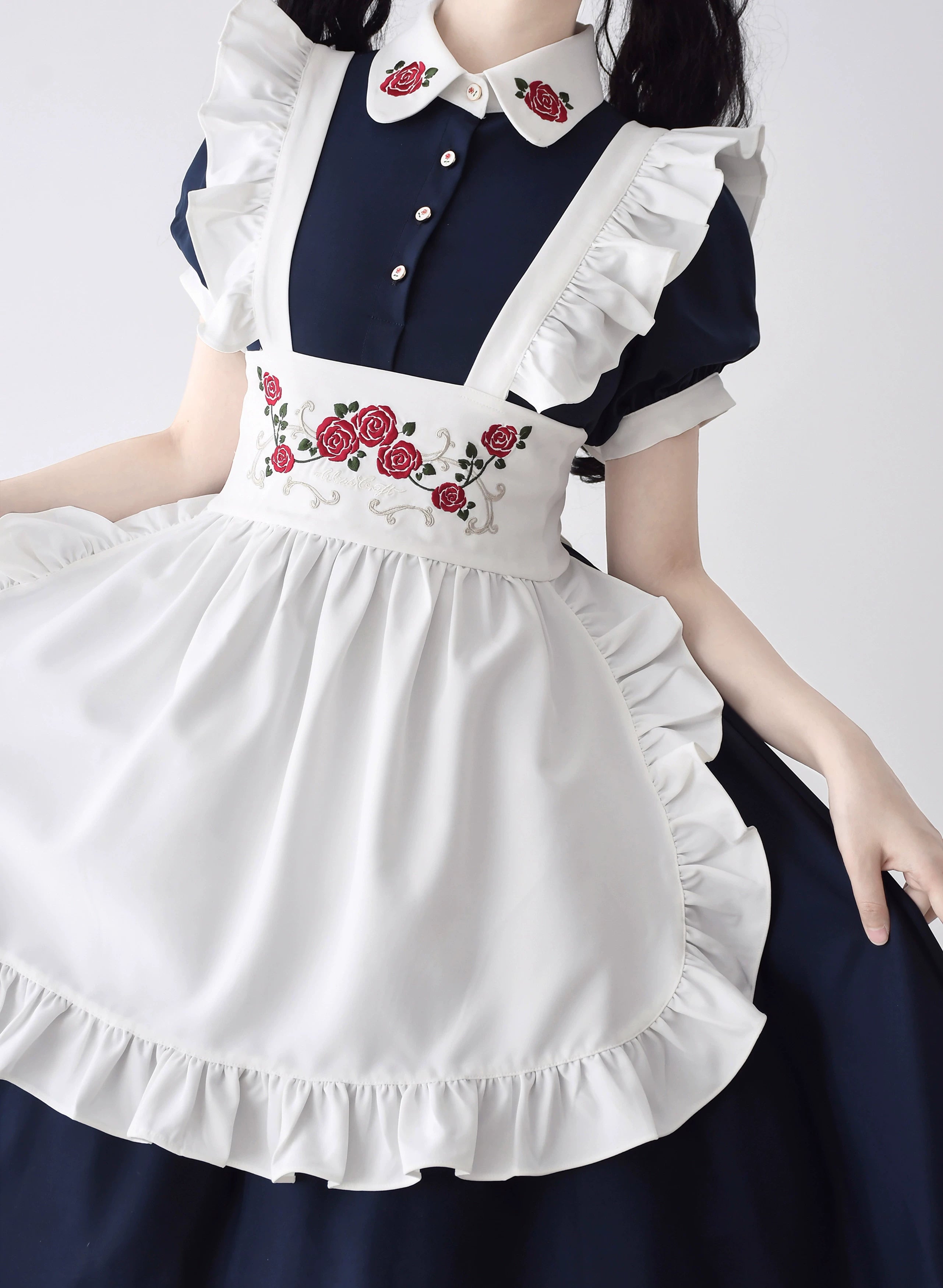 赤薔薇刺繍のメイド風エプロン付きワンピース