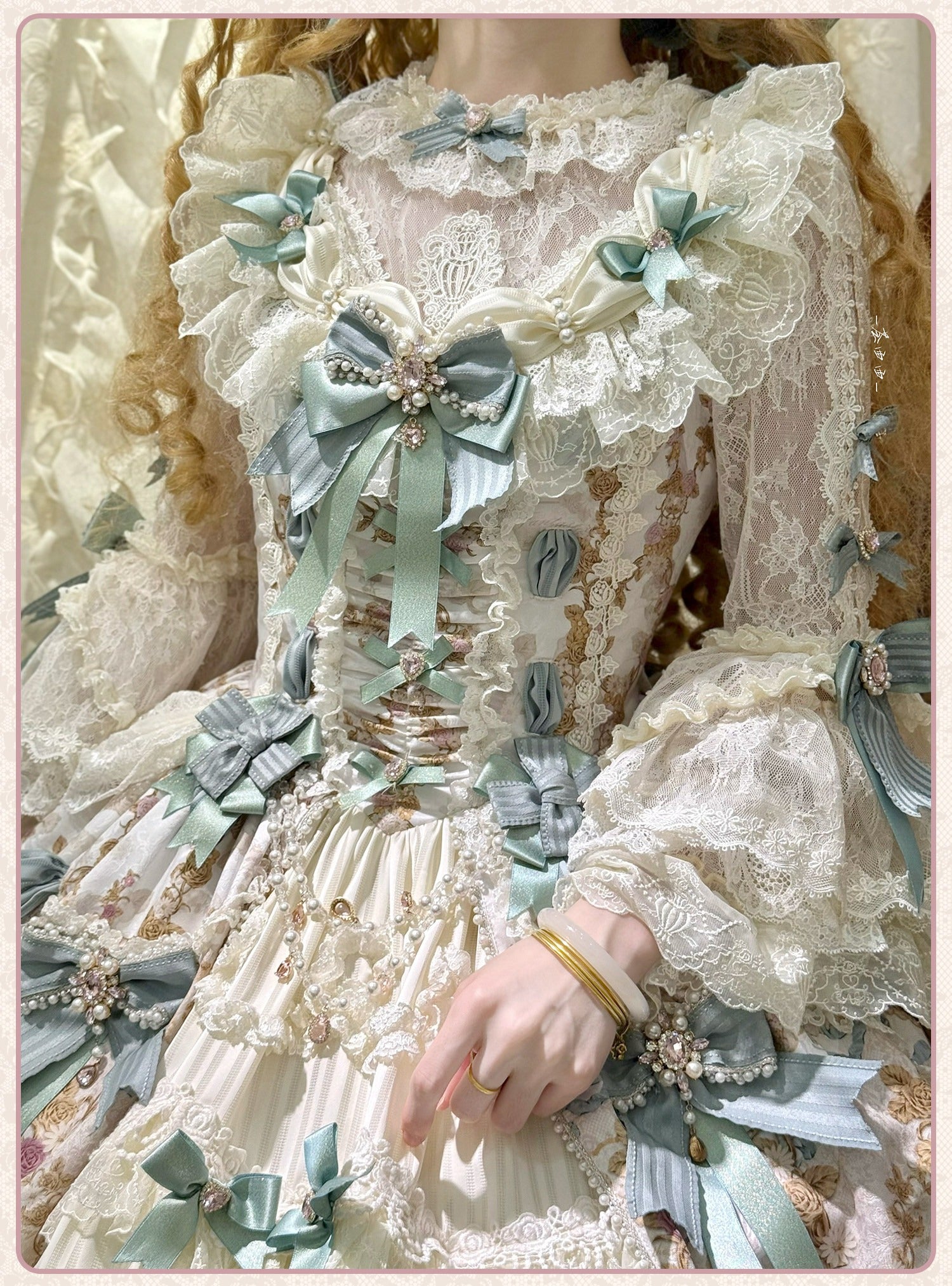 【受注予約6/16まで】Antique Gemstone Fragrance ブラウス