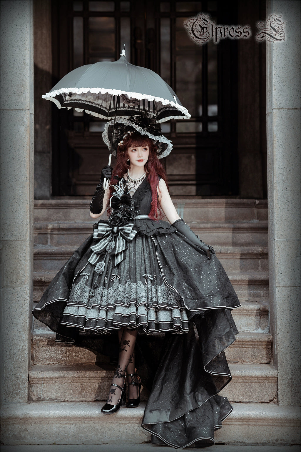Rose Throne A dress with sparkling ribbons and flowers