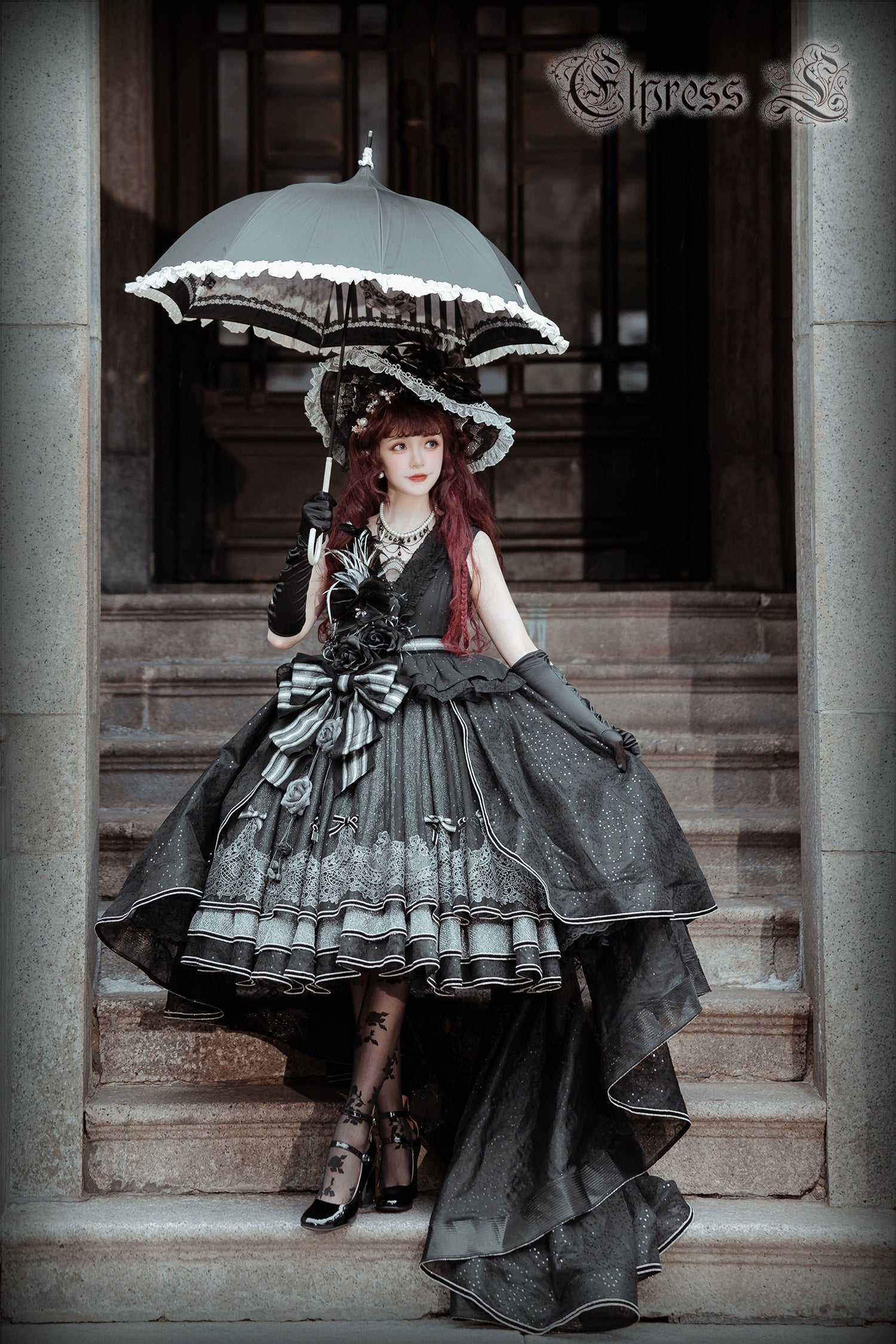Rose Throne A dress with sparkling ribbons and flowers