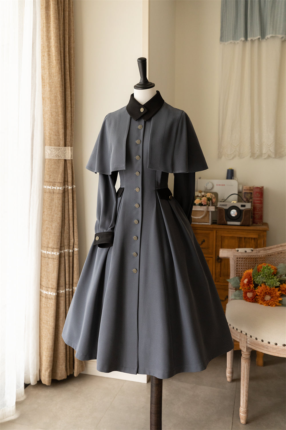 Snow Cedar One-piece coat with classical cape