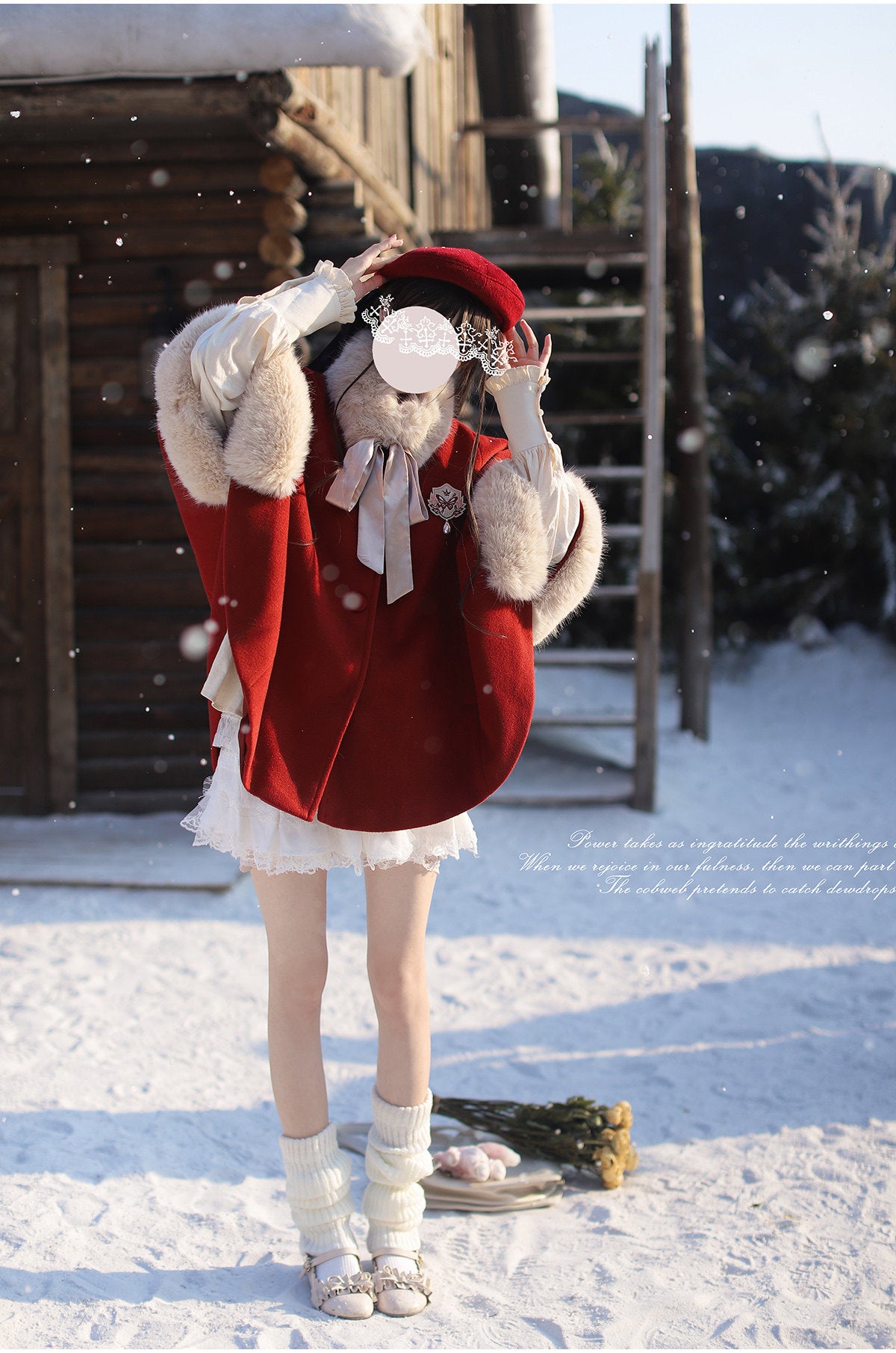 クラシカルレッドのファー付きマント