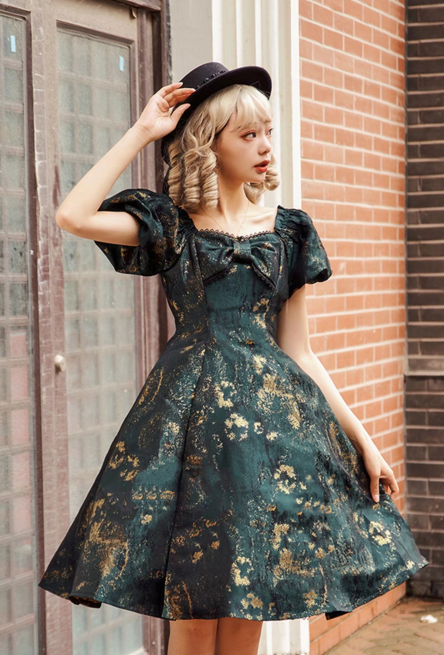 [Pre-orders available until 9/5] Brilliant Years Elegant foil-stamped short dress