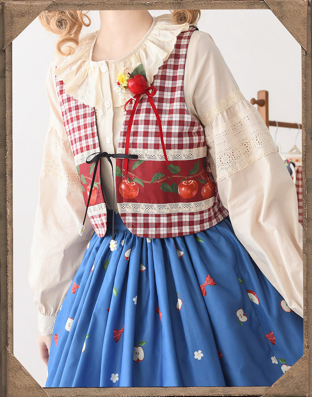 [Sale period ended] Apple Garden Bavarian style vest