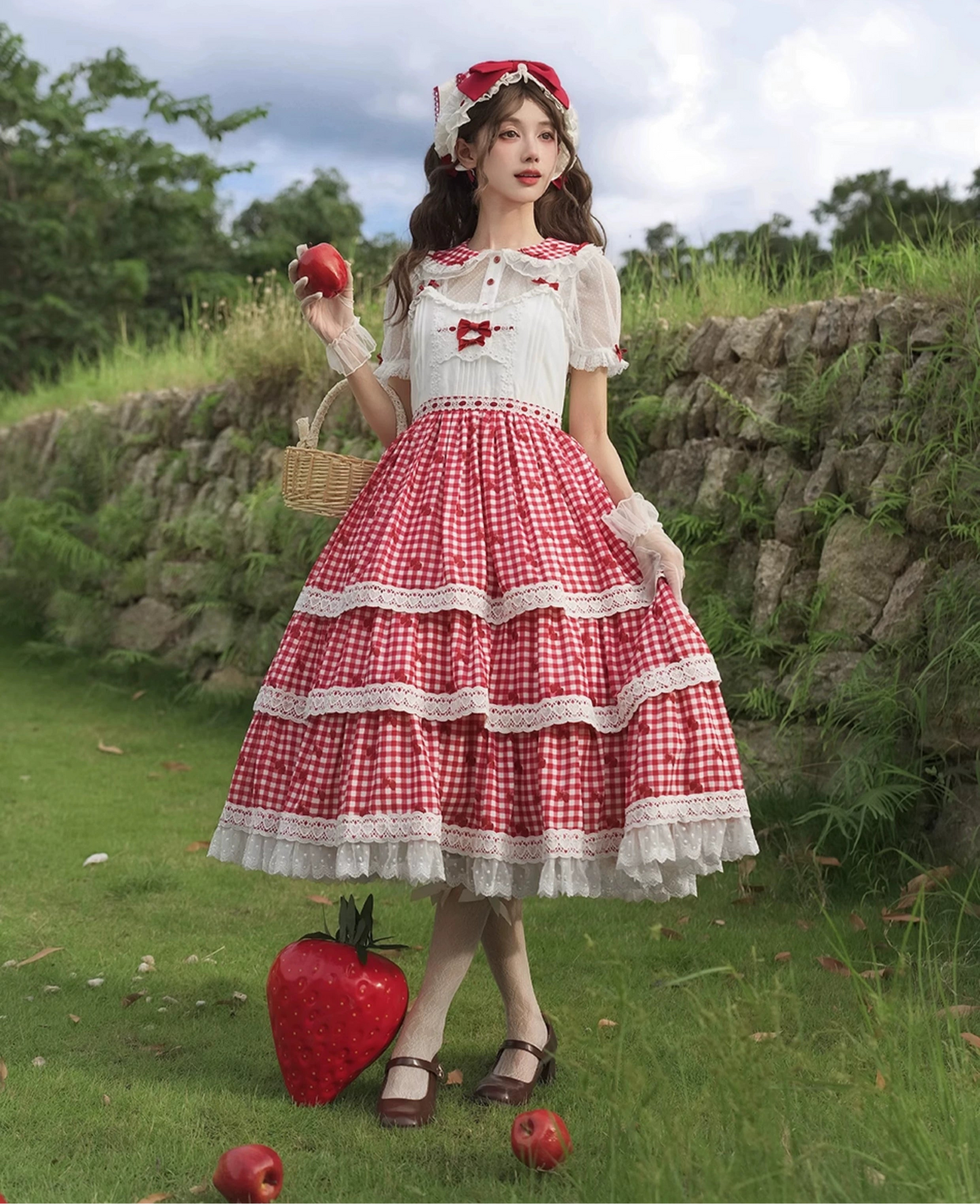 【受注予約8/18まで】Strawberry Sunshine Picnic  カントリー風ジャンパースカートとエプロン