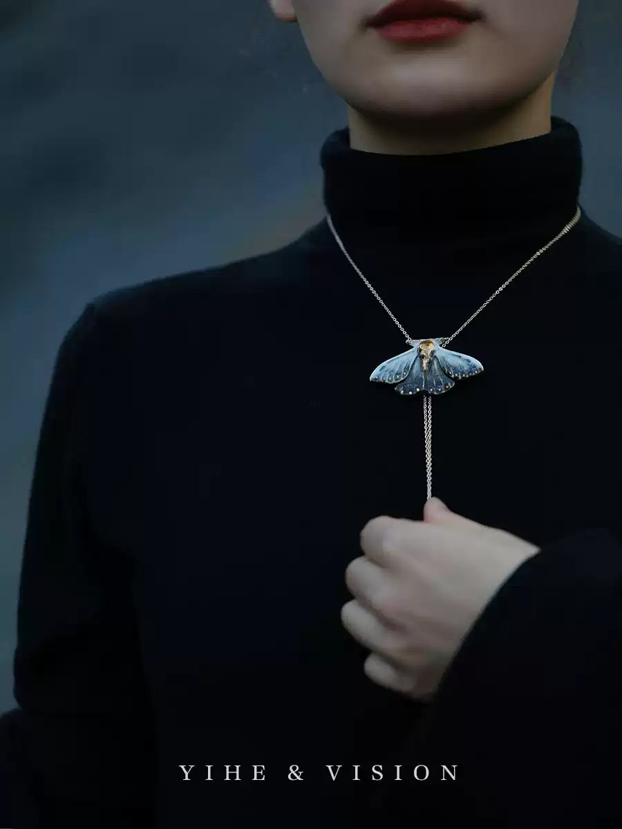 【藍凌蛾 LanLingE】陶磁器ネックレス | Midnight Moth  個性派・ヴィンテージ蛾モチーフ
