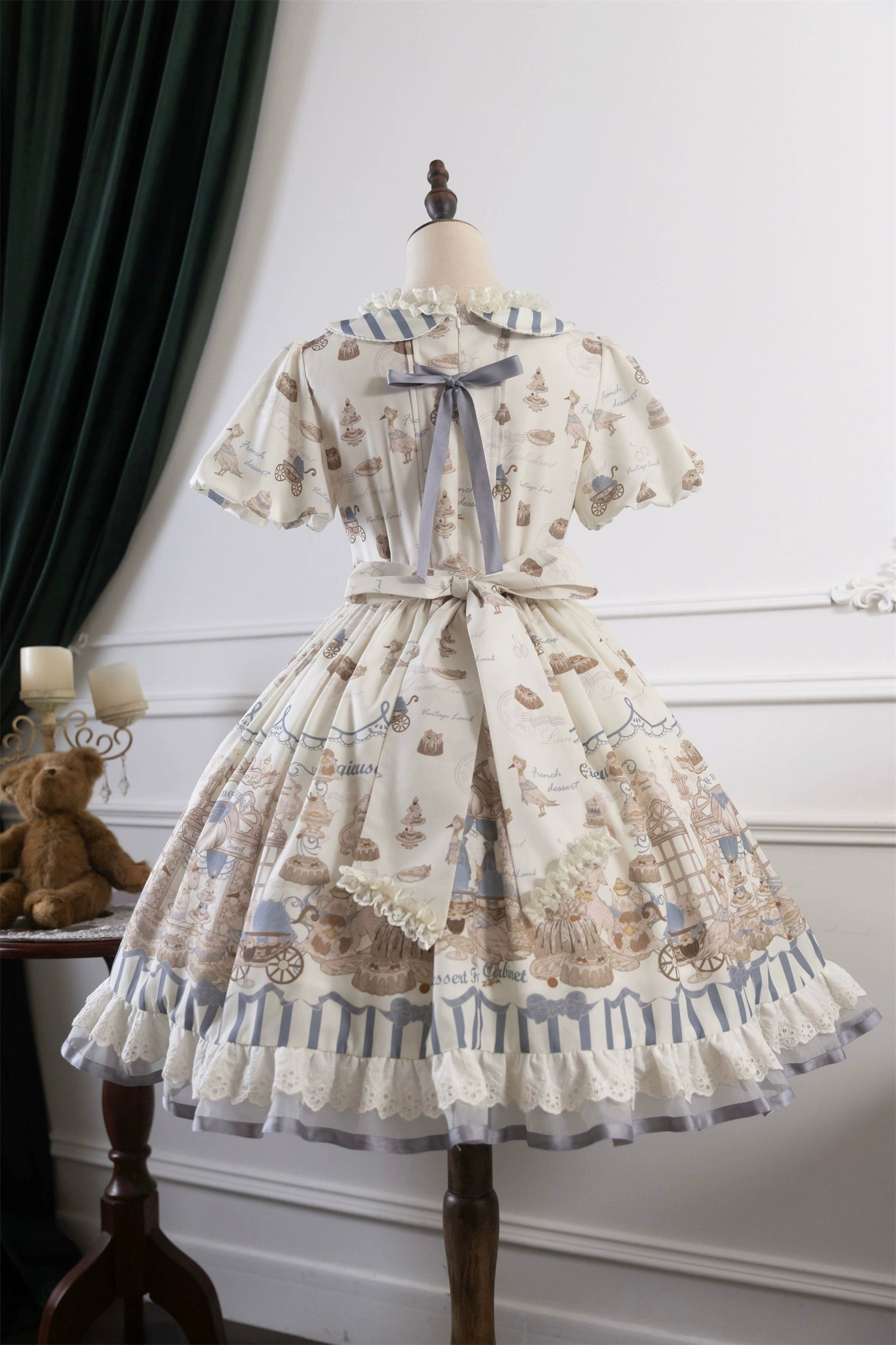 [Pre-orders available until 10/28] Antique Dessert Room Short Sleeve Dress