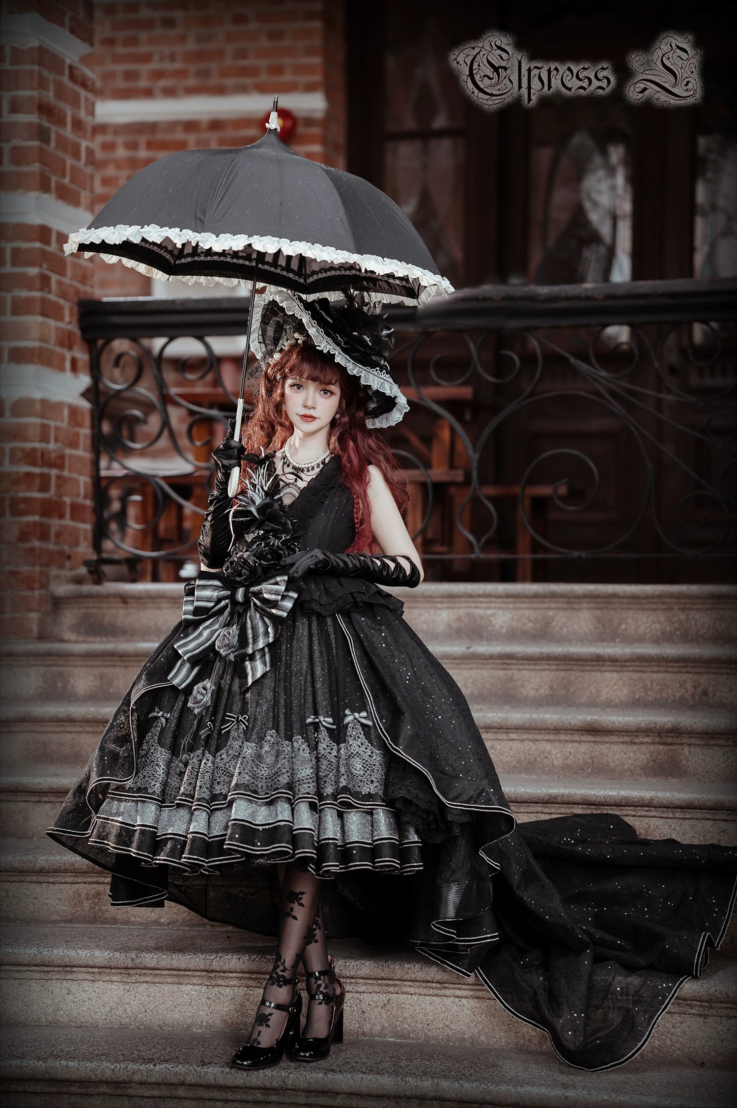 Rose Throne A dress with sparkling ribbons and flowers