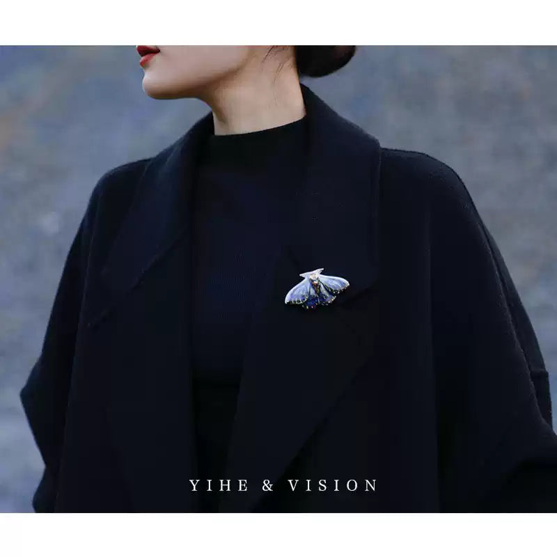 【藍凌蛾 LanLingE】陶磁器ブローチ | Midnight Moth コートピン 個性派・ヴィンテージ蛾モチーフ