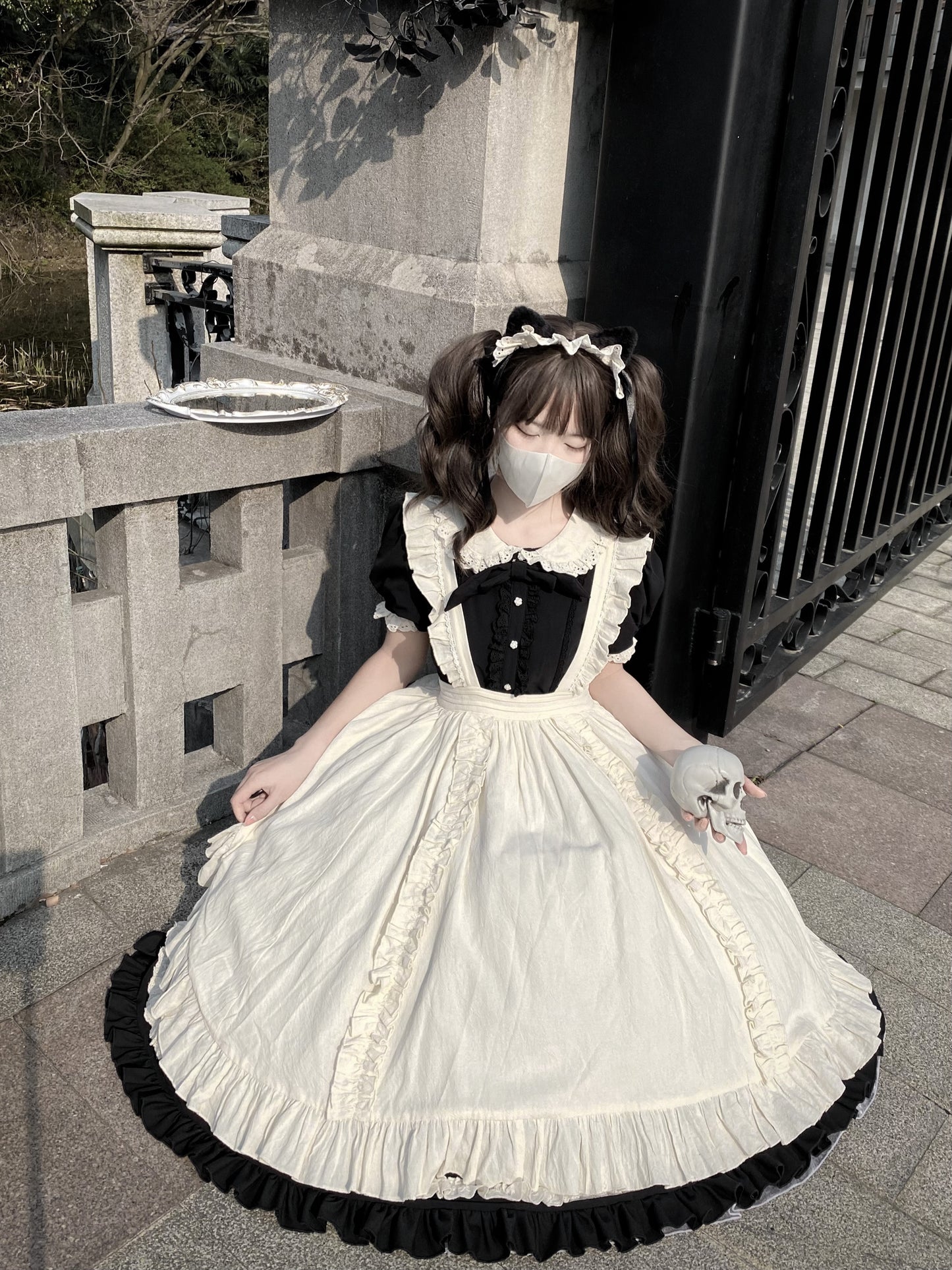 フリル襟の半袖メイドワンピース エプロン付き ロング丈