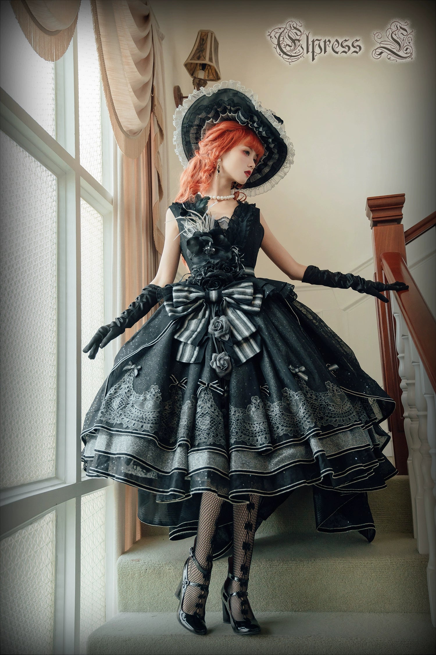 Rose Throne A dress with sparkling ribbons and flowers