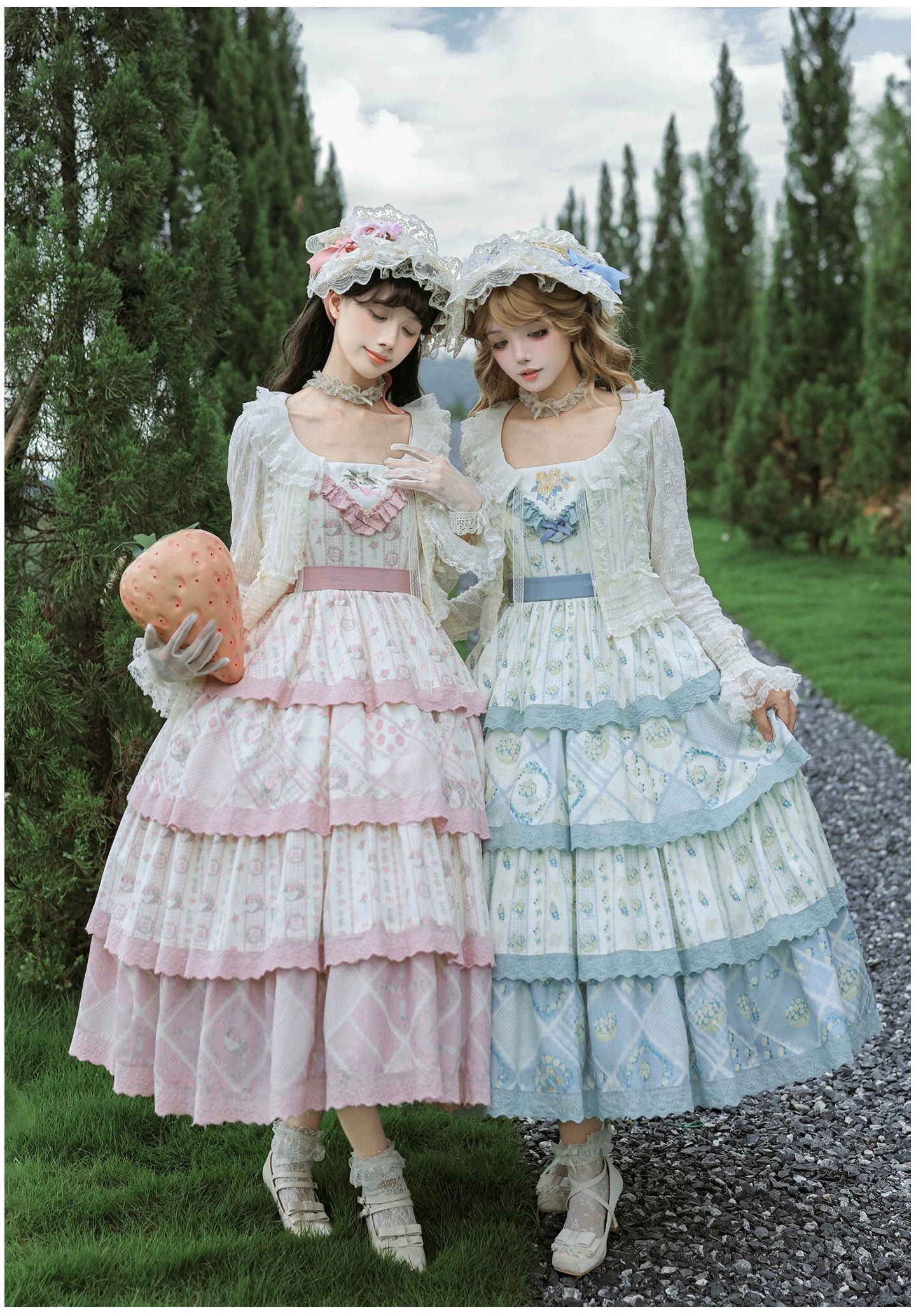 パステルカラーのフローラルジャンパースカート